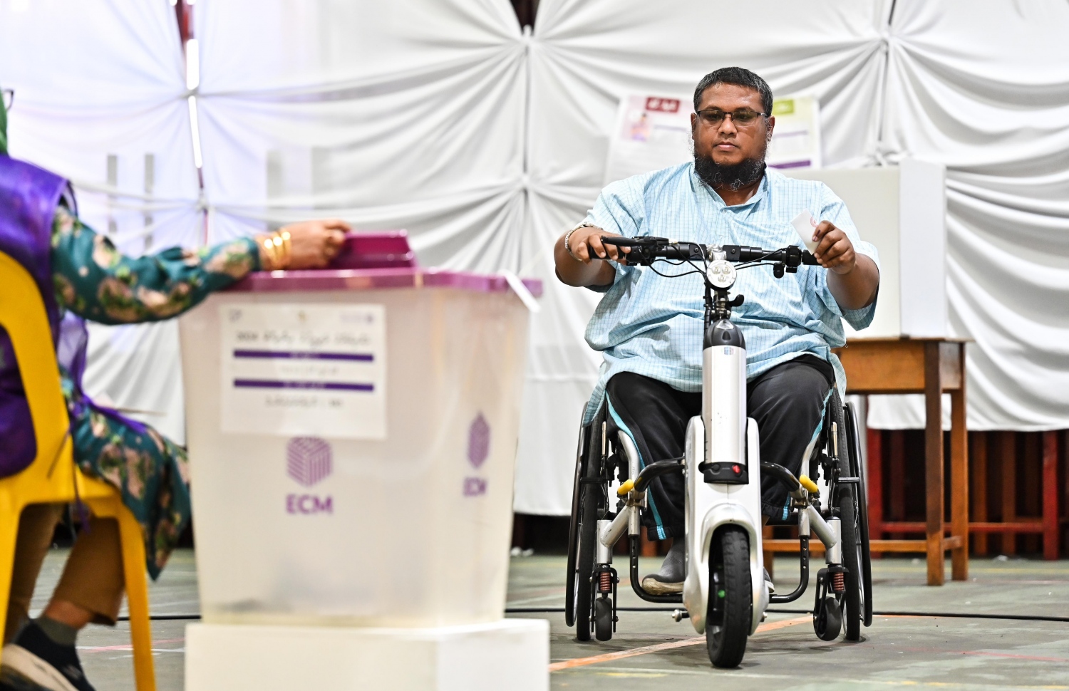 ނުކުޅެދުންތެރިކަން ހުރި މީހަކު މާލޭގައި ވޯޓު ލާ މާރުކަޒެއްގައި މިއަދު ހެނދުނު ވޯޓު ލަނީ -- ފޮޓޯ: ނިޝާން އަލީ/ މިހާރު