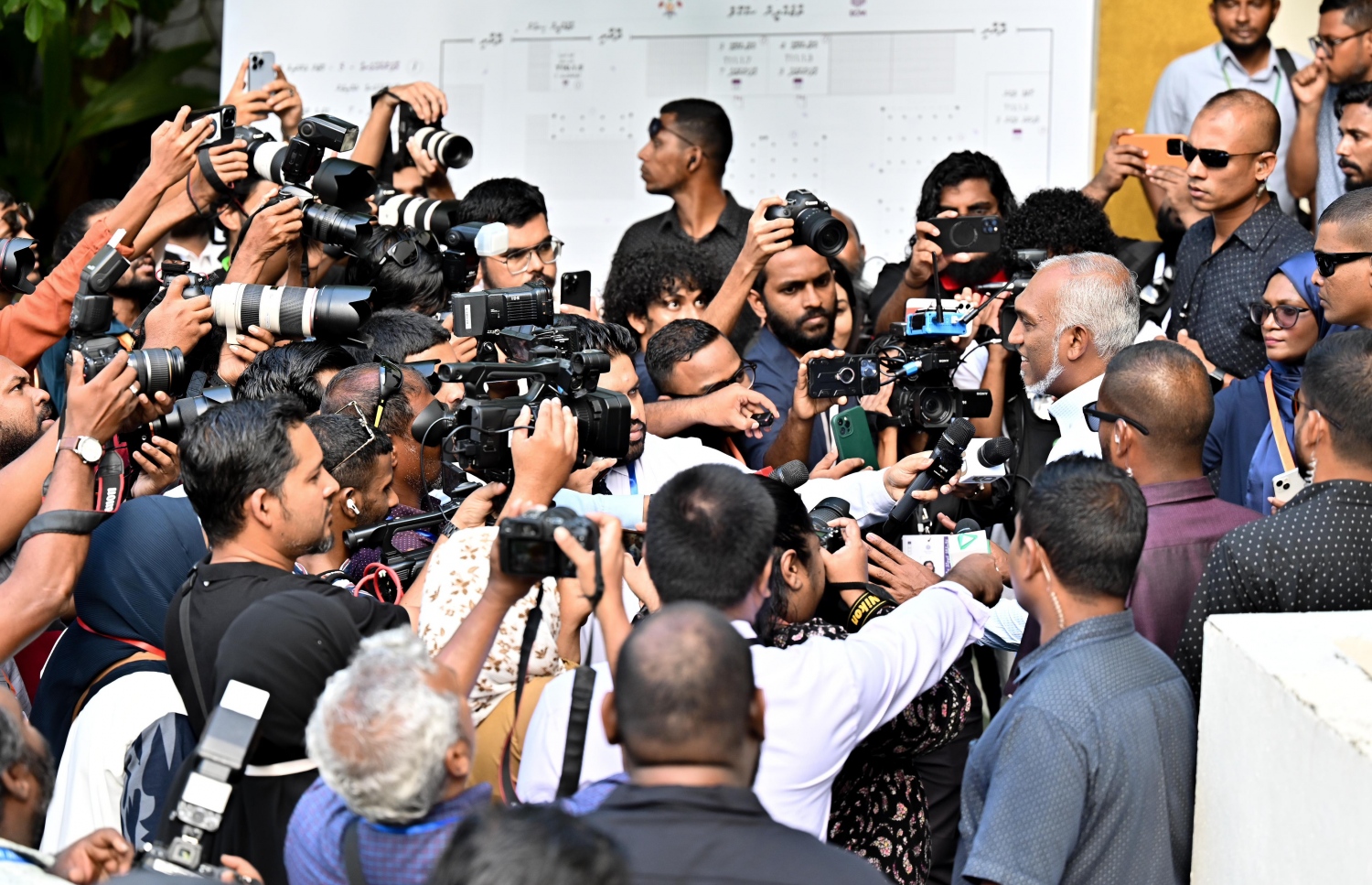 ރައީސް ޑރ. މުހަންމަދު މުއިއްޒު ވޯޓު ދެއްވުމަށް ފަހު މީޑިއާތަކާ ވާހަކަފުޅު ދައްކަވަނީ: ވޯޓު ލުމަކީ ހައްގެއް ކަމަށާއި އެ ހައްގު ބޭނުންކުރުމަށް ރައީސް ގޮވާލެއްވި -- ފޮޓޯ: ނިޝާން އަލީ/ މިހާރު