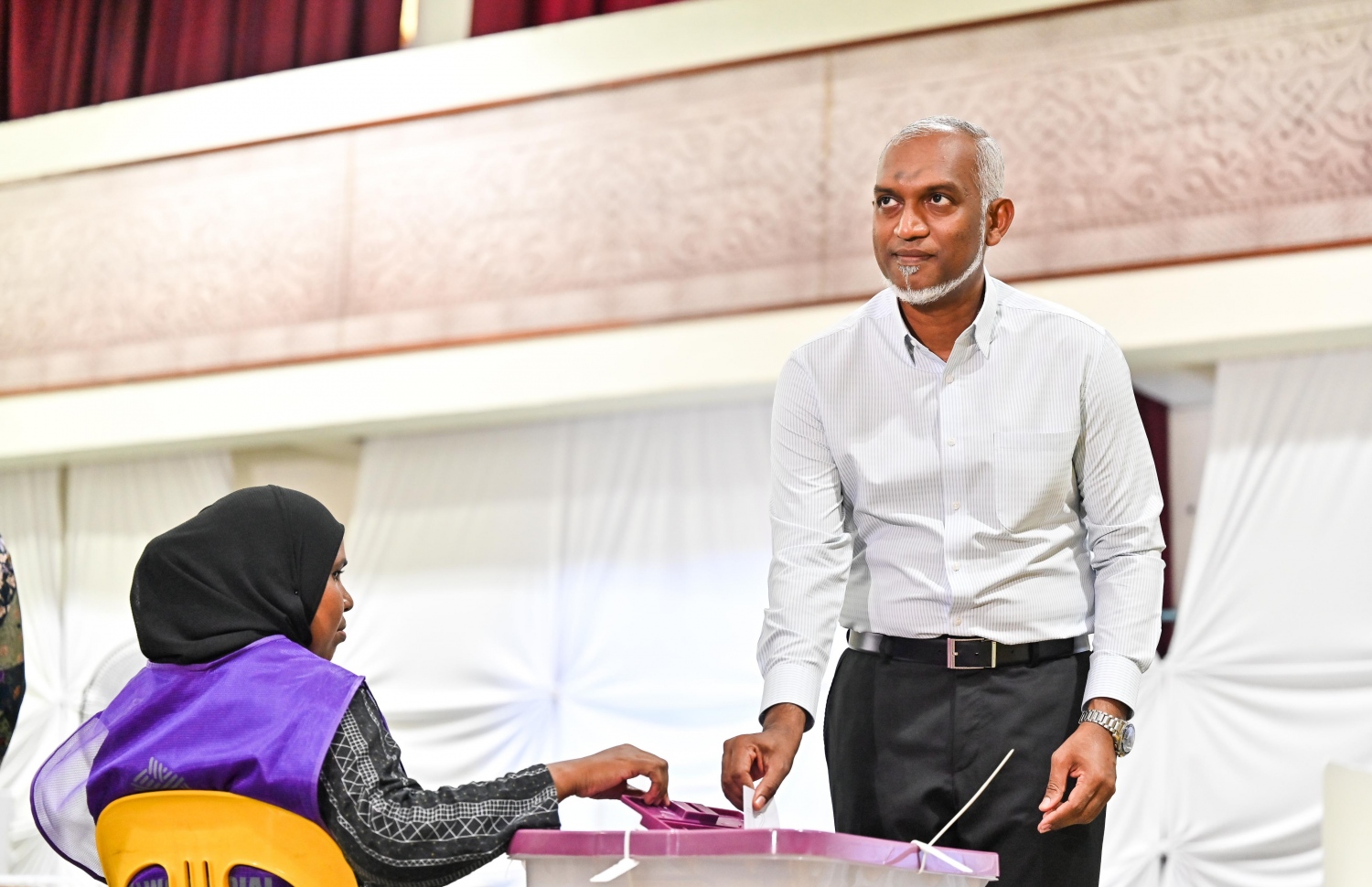 ރައީސް ޑރ. މުހަންމަދު މުއިއްޒު ވޯޓު ދެއްވަނީ: ވީހާ އަވަހަކަށް އެންމެން ވޯޓު ދިނުމަށް ރައީސް އެދިވަޑައިގަތް -- ފޮޓޯ: ނިޝާން އަލީ/ މިހާރު