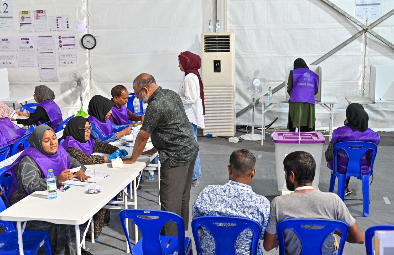 މާފަންނު ސްޓޭޑިއަމްގައި ހުރި ޓެންޓުގައި މަޖިލިސް އިންތިހާބުގެ ވޯޓުލުން ކުރިއަށް ގެންދަނީ.-- ފޮޓޯ: ނިޝާން އަލީ | މިހާރު