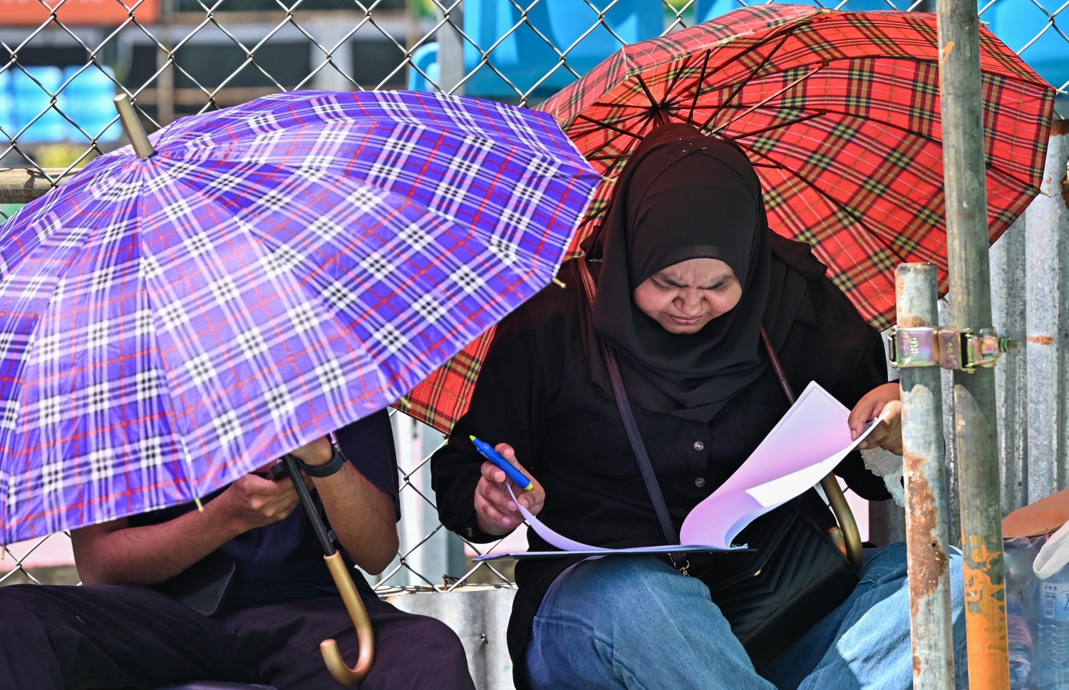 އިންތިހާބު އޮބްޒާވަރުންތަކެއް ކުޑަ ނަގައިގެން: މިއަދަކީ ހޫނުގަދަ ދުވަހެއް. މެޓުން ބުނެފައިވާ ގޮތުގައި އިހުސާސް ކުރެވޭ ހޫނުމިން މާލޭގައި ހުރީ 44 ޑިގްރީ ސެލްސިއަސްގައި