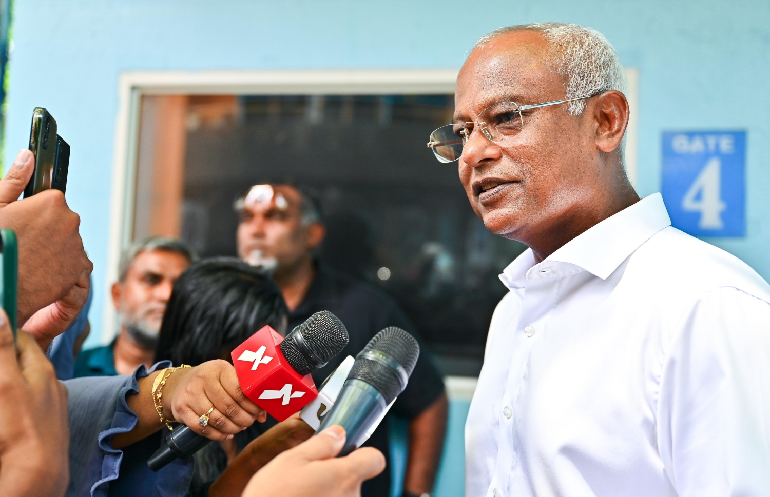 ކުރީގެ ރައީސް އިބްރާހިމް މުހައްމަދު ސޯލިހް އިންތިހާބުގައި ވޯޓު ދެއްވުމަށް ފަހު ނޫސްވެރިންނާ ވާހަކަ ދައްކަވަނީ: ވިދާޅުވީ މަޖިލީހުގެ ސާފު އަޣުލަބިއްޔަތު އެމްޑީޕީއަށް ލިބޭނެ ކަމުގެ ޔަގީންކަން އެބަ އޮތް ކަމަށާއި ސިޓީތަކާއި ކުދި ރަށްތަކުގެ އަޣުލަބިއްޔަތު ވެސް ލިބޭނެ ކަމަށް. -- ފޮޓޯ: ފަޔާޒް މޫސާ | މިހާރު