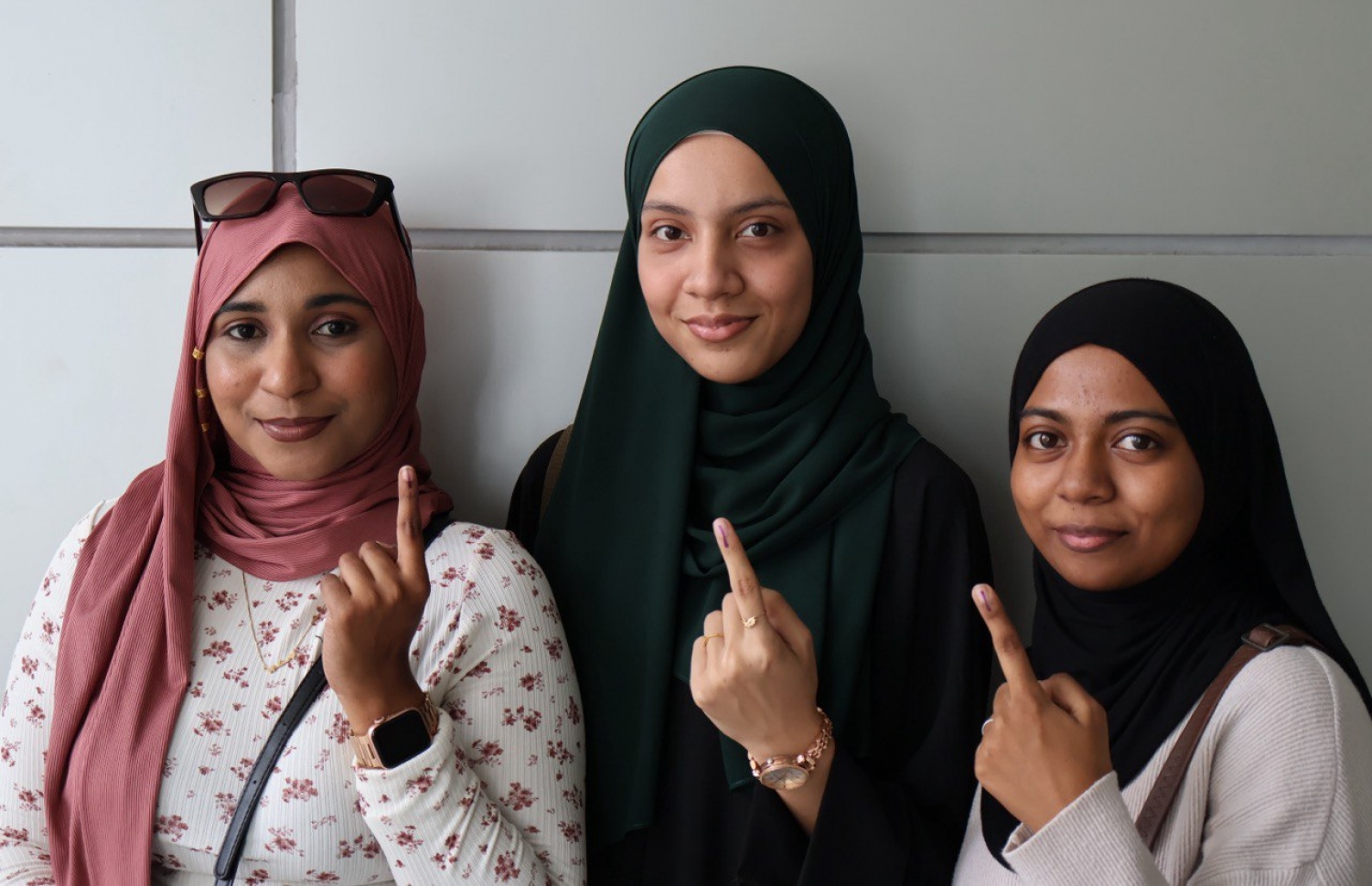 މެލޭޝިއާގައި ހުންނަ ރާއްޖޭގެ އެމްބަސީގައި ހަދާފައިވާ ވޯޓުލާ މަރުކަޒަށް ވޯޓު ލީ ބައެއް ދިވެހިން --