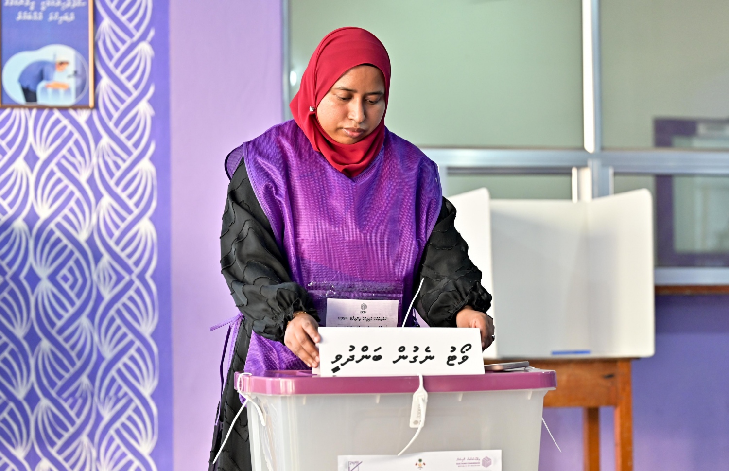 ވިހި ވަނަ ރައްޔިތުންގެ މަޖިލިހުގެ އިންތިހާބުގެ ވޯޓު ލުމުގެ ކިއު ބަންދު ވި ކަން ވޯޓުލާ މަރުކަޒެއްގެ އޮފިޝަލް އިއުލާން ކުރަނީ.---ފޮޓޯ: ނިޝާން އަލީ| މިހާރު