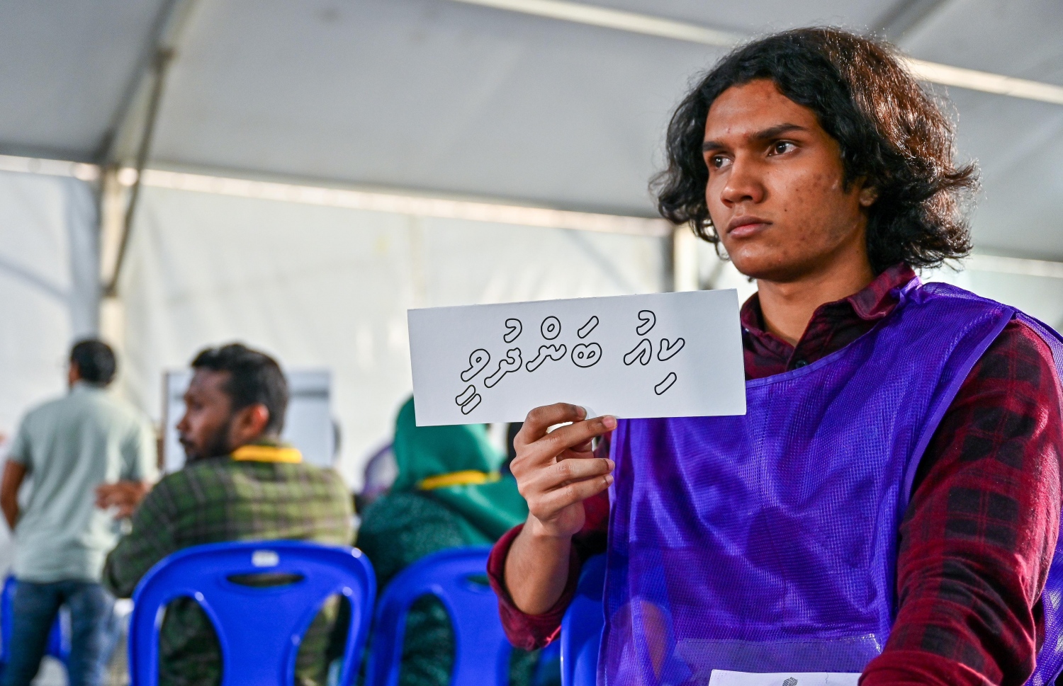 ވިހި ވަނަ ރައްޔިތުންގެ މަޖިލިހުގެ އިންތިހާބުގެ ވޯޓު ލުމުގެ ކިއު ބަންދު ވި ކަން ވޯޓުލާ މަރުކަޒެއްގެ އޮފިޝަލް އިއުލާން ކުރަނީ.---ފޮޓޯ: ނިޝާން އަލީ| މިހާރު