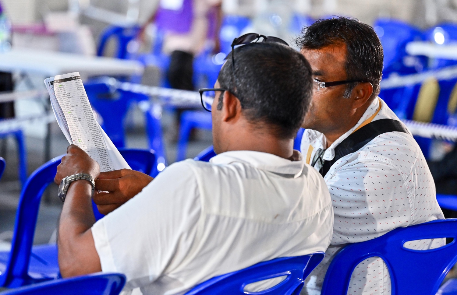 ވިހި ވަނަ ރައްޔިތުންގެ މަޖިލިހުގެ އިންތިހާބުގެ ވޯޓު ލުމުގެ ކިއު ބަންދު ކުރުމަށް ފަހު ބައެއް މައުލޫމާތުތައް ޗެކް ކުރަނީ.---ފޮޓޯ: ފަޔާޒު މޫސާ| މިހާރު