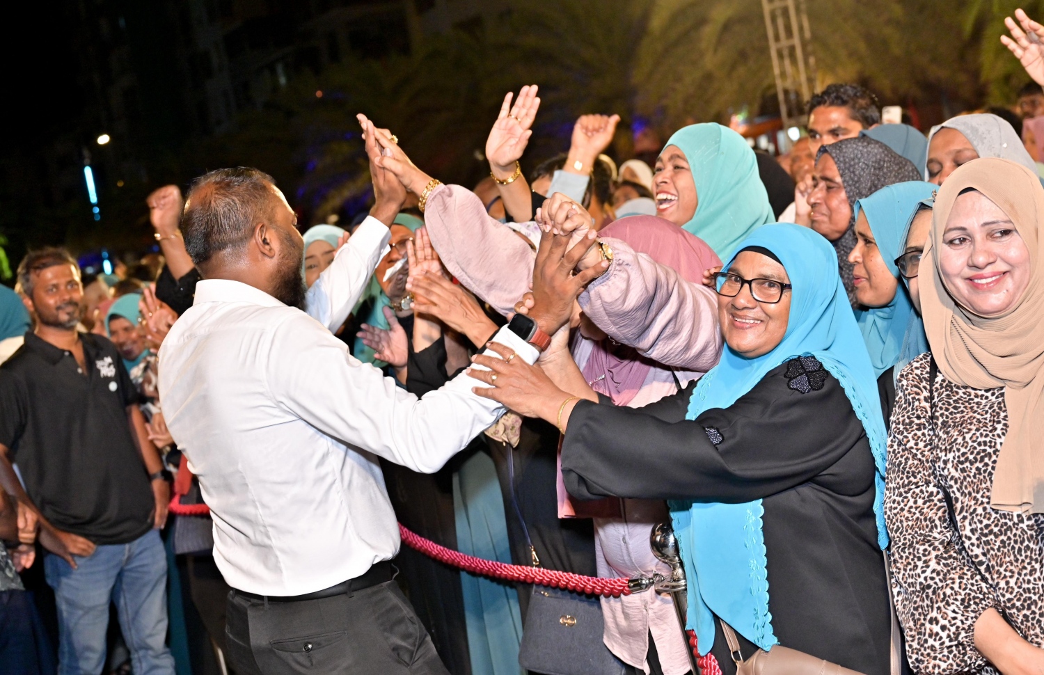 މަޖިލިސް އިންތިހާބުގައި ސަރުކާރު ކެންޑިޑޭޓުން ހޯދި ބޮޑު ކާމިޔާބީ ފާހަގަކުރަން މިރޭ ކާނިވާ ސަރަހައްދުގައި ބޭއްވި ހަފްލާގައި ސަޕޯޓަރުން އުފާފާޅު ކުރަނީ --ފޮޓޯ: ނިޝާން އަލީ | މިހާރު