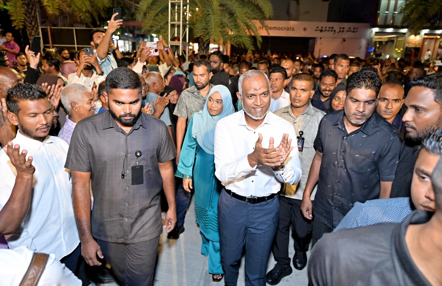 މަޖިލިސް އިންތިހާބުގައި ސަރުކާރު ކެންޑިޑޭޓުން ހޯދި ބޮޑު ކާމިޔާބީ ފާހަގަކުރަން މިރޭ ކާނިވާ ސަރަހައްދުގައި ބޭއްވި ހަފްލާއަށް ރައީސް މުއިއްޒު ވަޑައިގަންނަވަނީ. --ފޮޓޯ: ނިޝާން އަލީ | މިހާރު