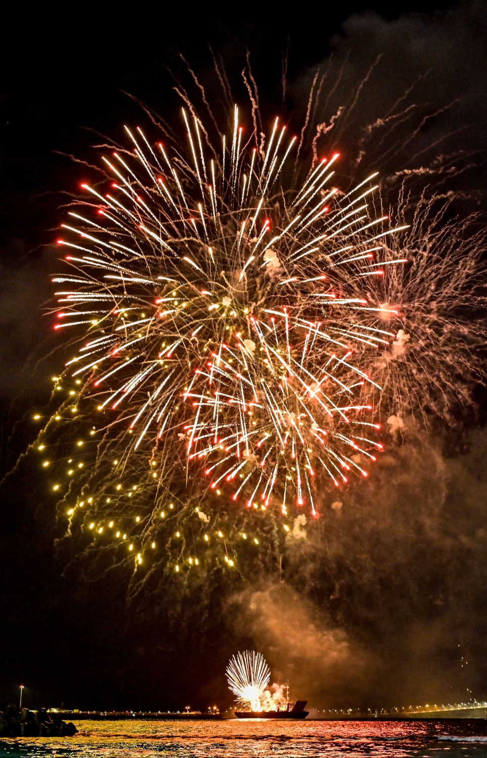 މަޖިލީހުގެ އިއްޔެގެ އިންތިހާބުން ލިބުނު ބޮޑު ކާމިޔާބީ ފާހަގަކުރަން މިރޭ މާލޭގައި ހަވާ އަރުވަނީ.-- ފޮޓޯ: ނިޝާން އަލީ