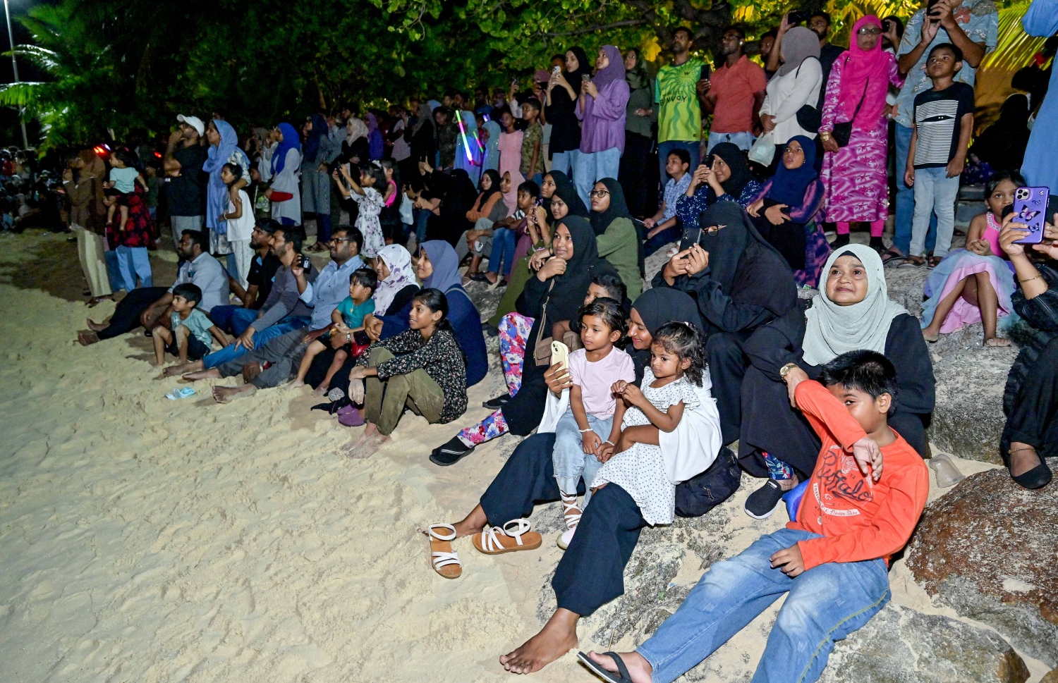 މަޖިލީހުގެ އިއްޔެގެ އިންތިހާބުން ލިބުނު ބޮޑު ކާމިޔާބީ ފާހަގަކުރަން މިރޭ މާލޭގައި ހަވާ އެރުވުމާ އެކު، ބީޗް ސަރަހައްދަށް ގިނަ ބަޔަކު ޖަމާވެފައި.-- ފޮޓޯ: ނިޝާން އަލީ