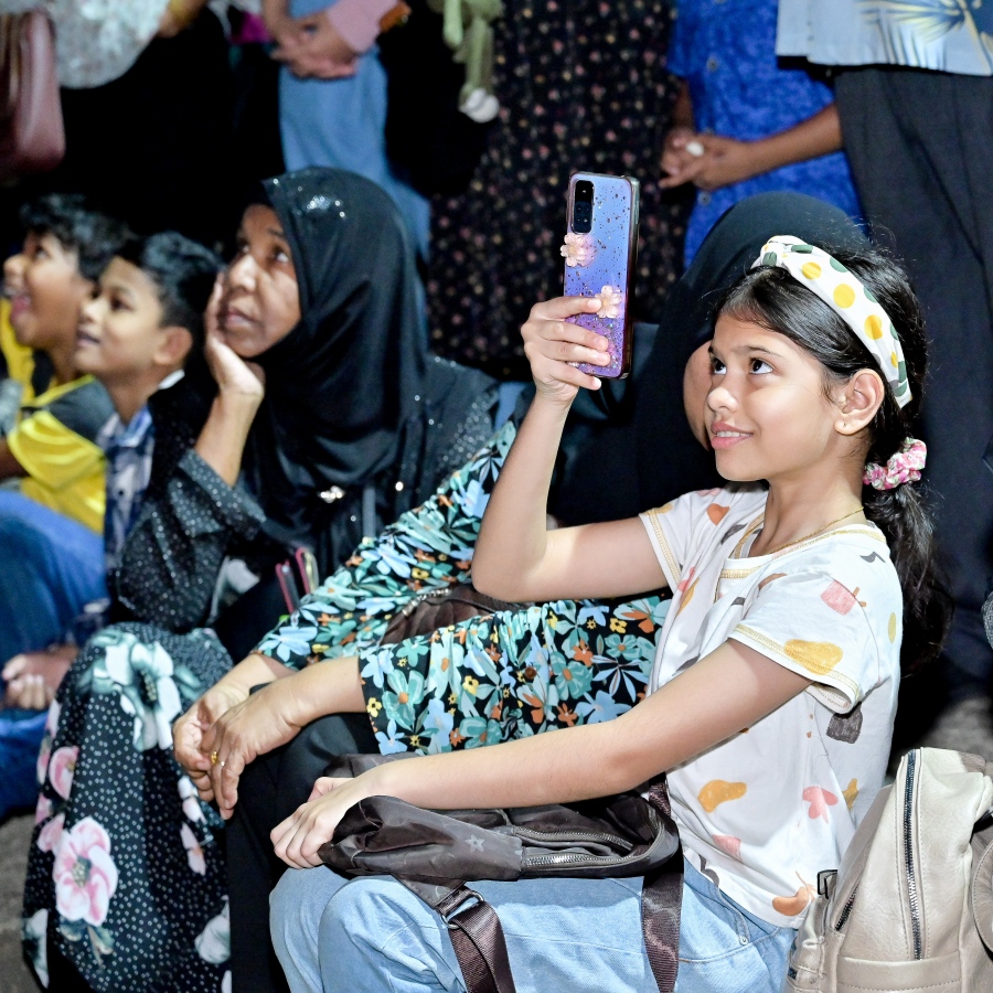 މަޖިލީހުގެ އިއްޔެގެ އިންތިހާބުން ލިބުނު ބޮޑު ކާމިޔާބީ ފާހަގަކުރަން މިރޭ މާލޭގައި ހަވާ އަރުވާތަން ބަލާލަން،  ކުދި ބޮޑު ގިނަ ބަޔަކު ބީޗް ސަރަހައްދަށް ޖަމާވެފައި.-- ފޮޓޯ: ނިޝާން އަލީ | މިހާރު