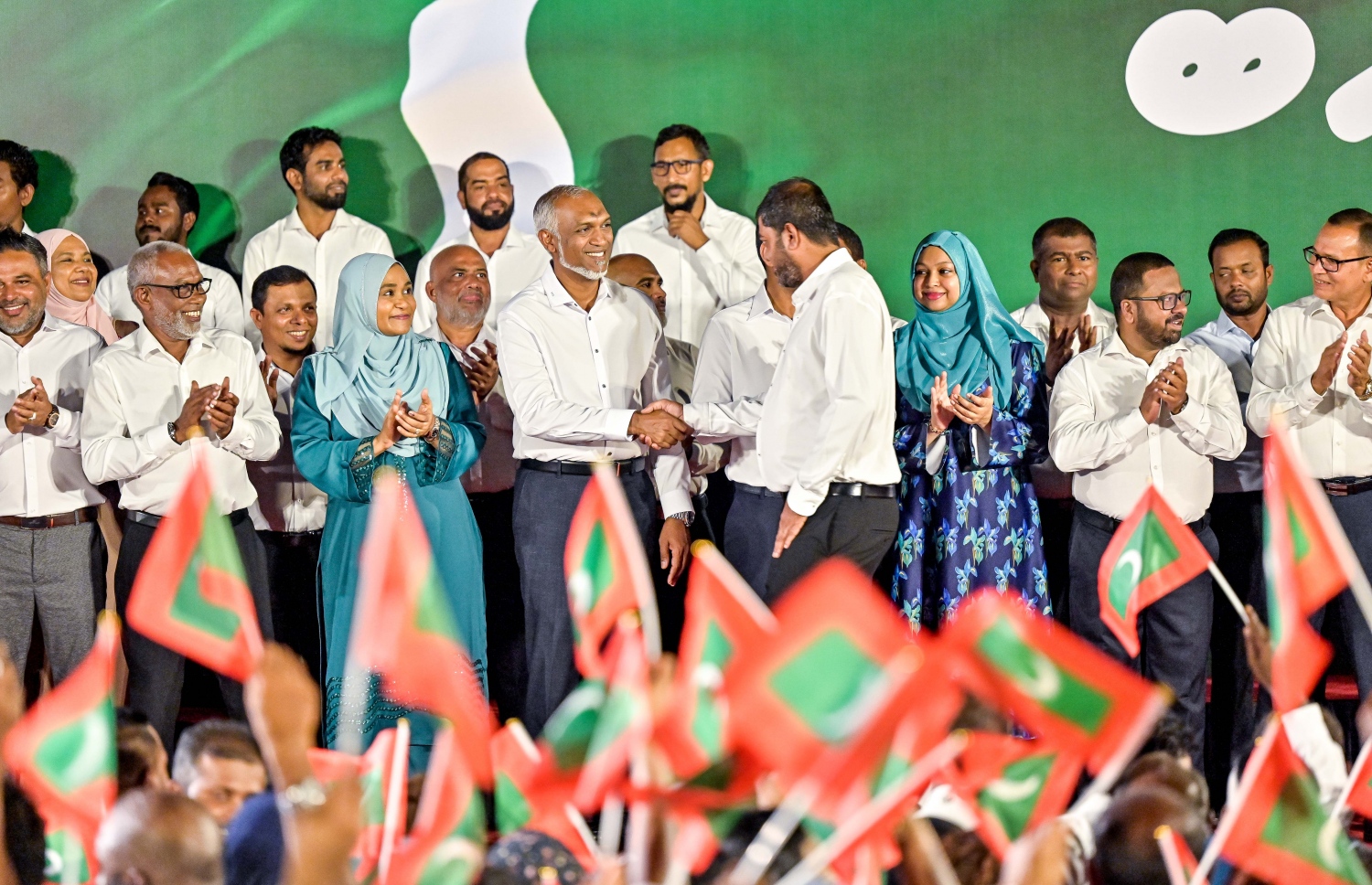 ވިހި ވަނަ ރައްޔިތުންގެ މަޖިލީހުގެ އިންތިހާބު ކާމިޔާބުކުރި ކެންޑިޑޭޓަކާ ރައީސް އަދި ޕީއެންސީގެ ރައީސް ޑރ. މުހައްމަދު މުއިއްޒު ސަލާން ކުރައްވައި މަރުހަބާ ދަންނަވަނީ.---ފޮޓޯ: ނިޝާން އަލީ| މިހާރު