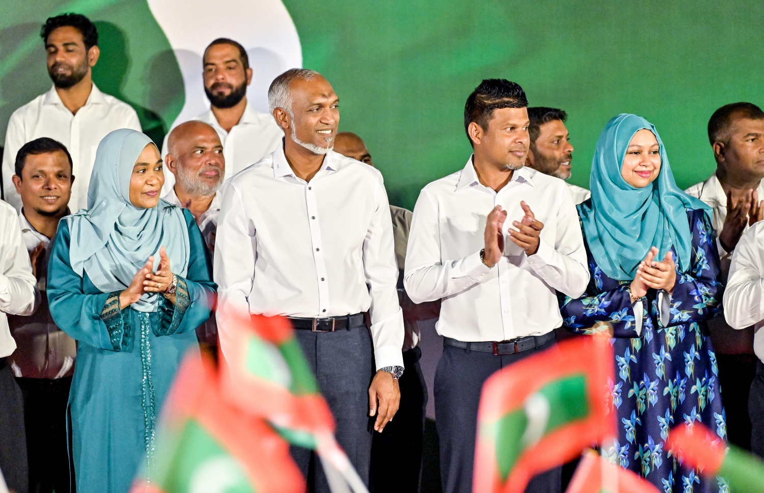 ސަރުކާރު ހިންގާ ޕީއެންސީގެ ކެންޑިޑޭޓުން މަޖިލިސް އިންތިހާބުގައި ހޯދި ބޮޑު ކާމިޔާބީ ފާހަގަކުރަން މިރޭ ކާނިވާ ސަރަހައްދުގައި ބޭއްވި ހަފްލާގައި، ރައީސް ޑރ. މުހައްމަދު މުއިއްޒާއި އެ މަނިކުފާނުގެ އަނބިކަނބަލުން، ސާޖިދާ މުހައްމަދު އަދި ނައިބު ރައީސް ހުސައިން މުހައްމަދު ލަތީފާއި އެ މަނިކުފާނުގެ އަނބިކަނބަލުން އައިޝަތު އަފްރީން މުހައްމަދާ ބައިވެރިވެވަޑައިގަންނަވަނީ.--- ފޮޓޯ: ނިޝާން އަލީ | މިހާރު