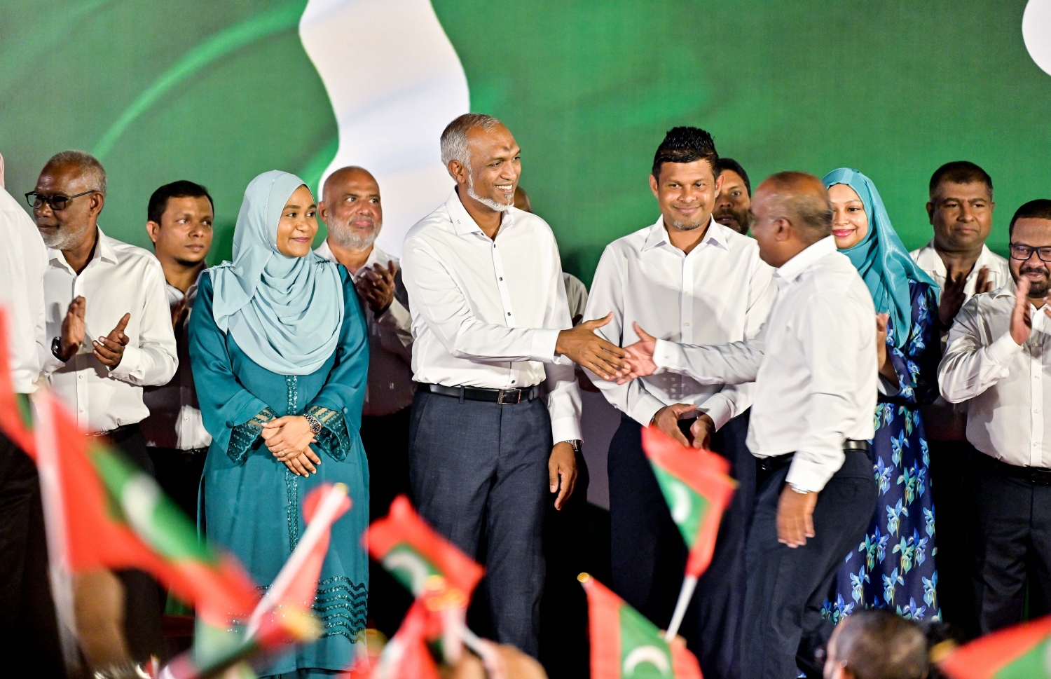 ވިހި ވަނަ ރައްޔިތުންގެ މަޖިލީހުގެ އިންތިހާބު ކާމިޔާބުކުރި ކެންޑިޑޭޓަކާ ރައީސް އަދި ޕީއެންސީގެ ރައީސް ޑރ. މުހައްމަދު މުއިއްޒު ސަލާން ކުރައްވައި މަރުހަބާ ދަންނަވަނީ.---ފޮޓޯ: ނިޝާން އަލީ| މިހާރު