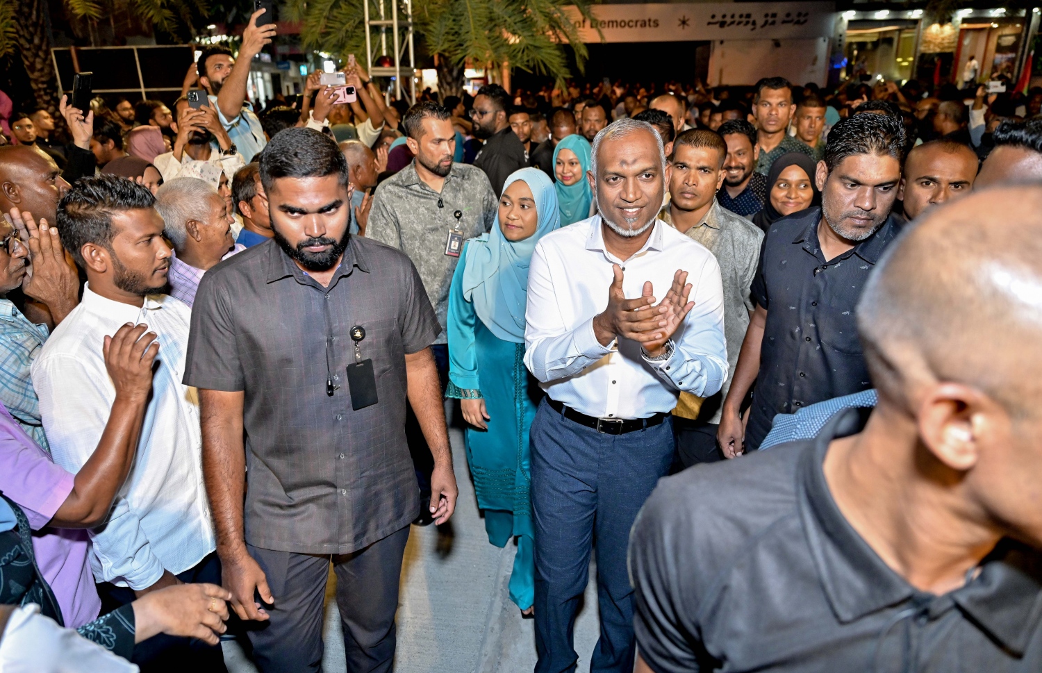 މަޖިލިސް އިންތިހާބުގައި ސަރުކާރުގެ ކެންޑިޑޭޓުން ހޯދި ބޮޑު ކާމިޔާބީ ފާހަގަކުރަން ޕީއެންސީން މިރޭ އާޓީފިޝާލް ބީޗް ސަރަހައްދުގައި ބޭއްވި ހަފްލާއަށް ރައީސް ޑރ. މުހައްމަދު މުއިއްޒު ވަޑައިގަތުމުން އެޕާޓީގެ ސަޕޯޓަރުން އުފާފާޅުކުރަނީ --ފޮޓޯ: ނިޝާން އަލީ | މިހާރު