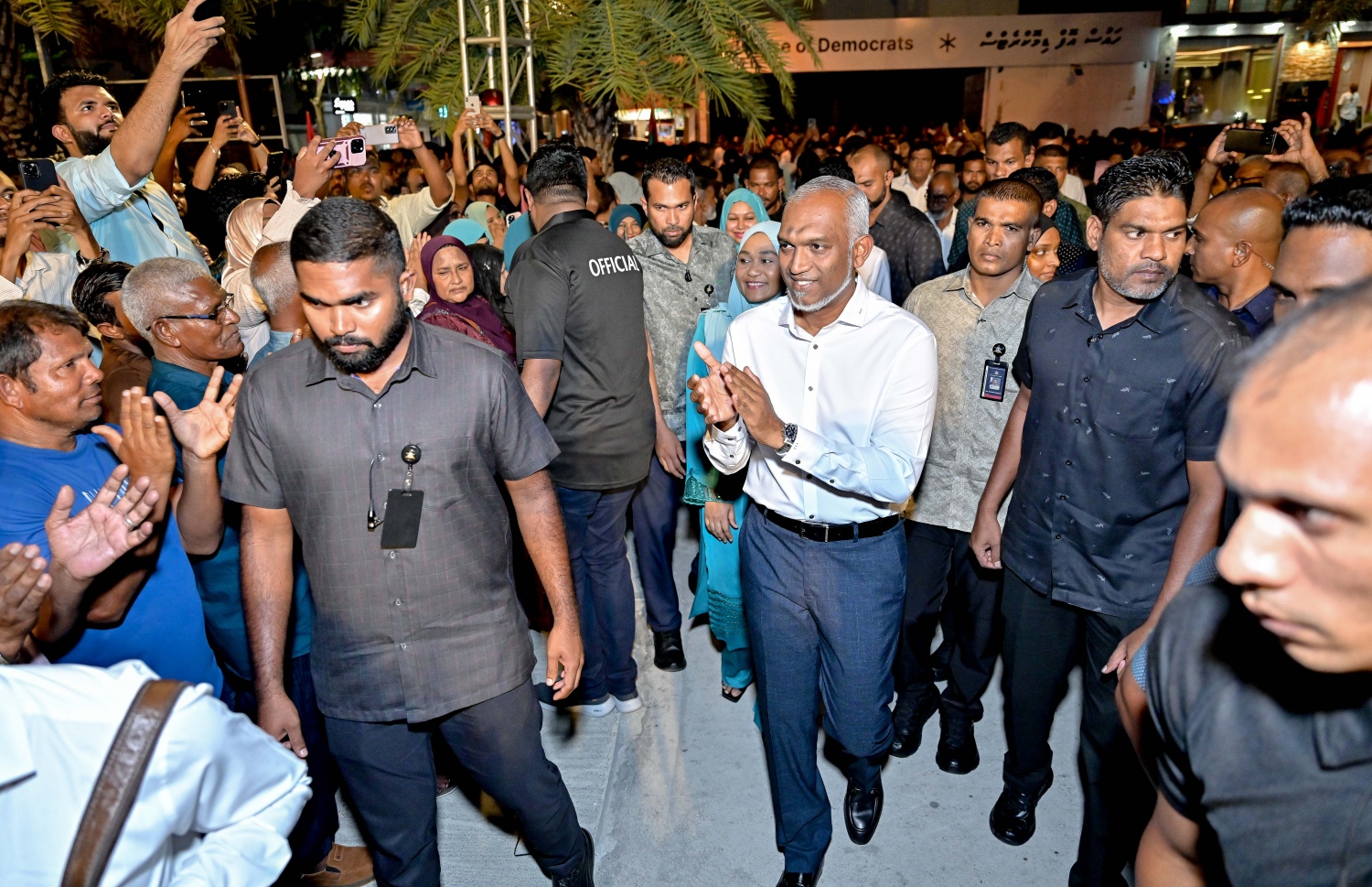 މަޖިލިސް އިންތިހާބުގައި ސަރުކާރު ކެންޑިޑޭޓުން ހޯދި ބޮޑު ކާމިޔާބީ ފާހަގަކުރަން މިރޭ އާޓީފިޝާލް ބީޗް ސަރަހައްދުގައި ބޭއްވި ހަފްލާއަށް ރައީސް ޑރ. މުހައްމަދު މުއިއްޒު ވަޑައިގަތުމުން އެޕާޓީގެ ސަޕޯޓަރުން އުފާފާޅުކުރަނީ --ފޮޓޯ: ނިޝާން އަލީ | މިހާރު