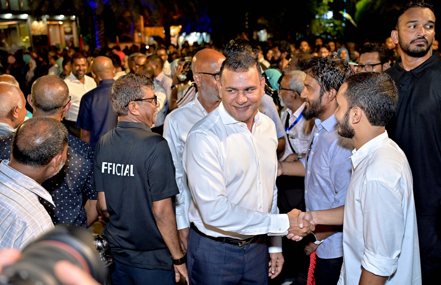 މަޖިލިސް އިންތިހާބުގައި ސަރުކާރު ކެންޑިޑޭޓުން ހޯދި ބޮޑު ކާމިޔާބީ ފާހަގަކުރަން މިރޭ އާޓީފިޝާލް ބީޗް ސަރަހައްދުގައި ބޭއްވި ހަފްލާއަށް މީދޫ ދާއިރާގެ މަޖިލިސް މެމްބަރު އަހްމަދު ސިޔާމް ވަޑައިގަތުމުން ޕީއެންސީގެ ސަޕޯޓަރުން މަރުހަބާ ދައްނަވަނީ --ފޮޓޯ: ނިޝާން އަލީ | މިހާރު