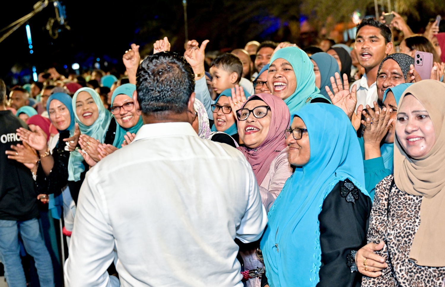 މަޖިލިސް އިންތިހާބުގައި ސަރުކާރު ކެންޑިޑޭޓުން ހޯދި ބޮޑު ކާމިޔާބީ ފާހަގަކުރަން މިރޭ އާޓިފިޝަލް ބީޗް ސަރަހައްދުގައި ބޭއްވި ހަފްލާގައި ސަޕޯޓަރުން އުފާފާޅު ކުރަނީ --ފޮޓޯ: ނިޝާން އަލީ | މިހާރު