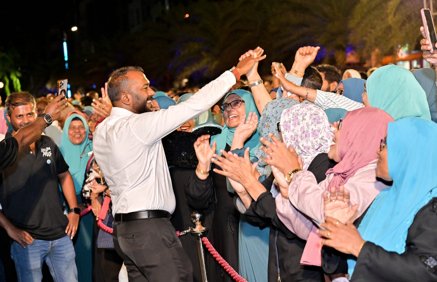 މަޖިލިސް އިންތިހާބުގައި ސަރުކާރު ކެންޑިޑޭޓުން ހޯދި ބޮޑު ކާމިޔާބީ ފާހަގަކުރަން މިރޭ އާޓިފިޝަލް ބީޗް ސަރަހައްދުގައި ބޭއްވި ހަފްލާގައި ސަޕޯޓަރުން އުފާފާޅު ކުރަނީ --ފޮޓޯ: ނިޝާން އަލީ | މިހާރު