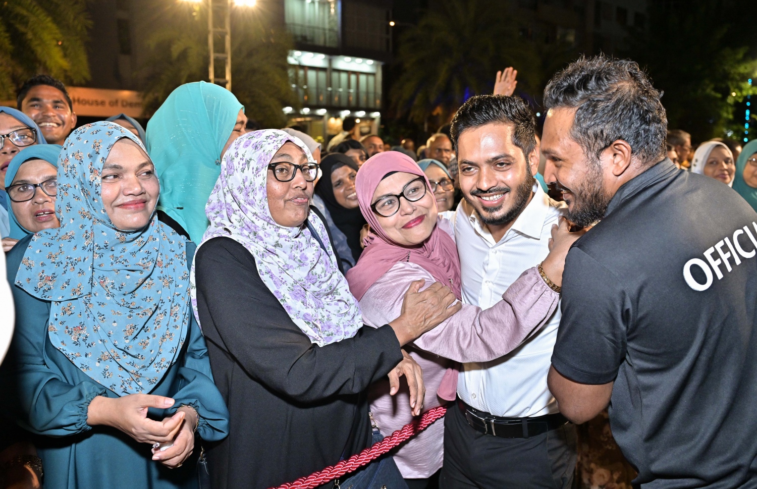 މަޖިލިސް އިންތިހާބުގައި ސަރުކާރު ކެންޑިޑޭޓުން ހޯދި ބޮޑު ކާމިޔާބީ ފާހަގަކުރަން މިރޭ އާޓިފިޝަލް ބީޗް ސަރަހައްދުގައި ބޭއްވި ހަފްލާގައި ސަޕޯޓަރުން އުފާފާޅު ކުރަނީ --ފޮޓޯ: ނިޝާން އަލީ | މިހާރު