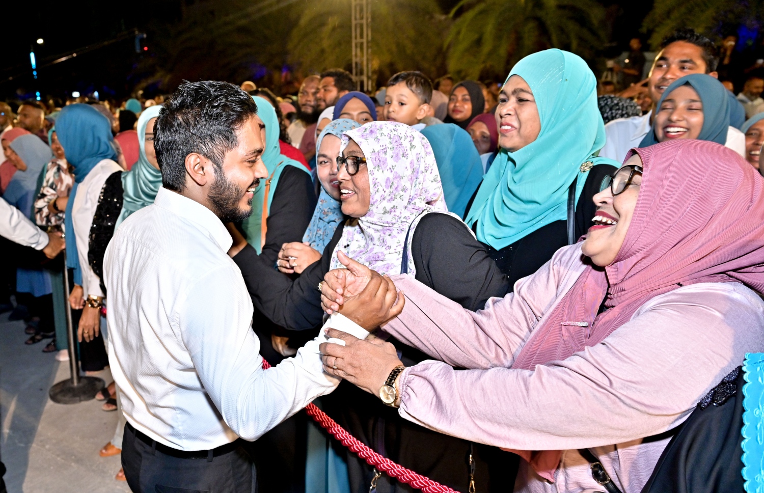 މަޖިލިސް އިންތިހާބުގައި ސަރުކާރު ކެންޑިޑޭޓުން ހޯދި ބޮޑު ކާމިޔާބީ ފާހަގަކުރަން މިރޭ އާޓިފިޝަލް ބީޗް ސަރަހައްދުގައި ބޭއްވި ހަފްލާގައި ސަޕޯޓަރުން އުފާފާޅު ކުރަނީ --ފޮޓޯ: ނިޝާން އަލީ | މިހާރު