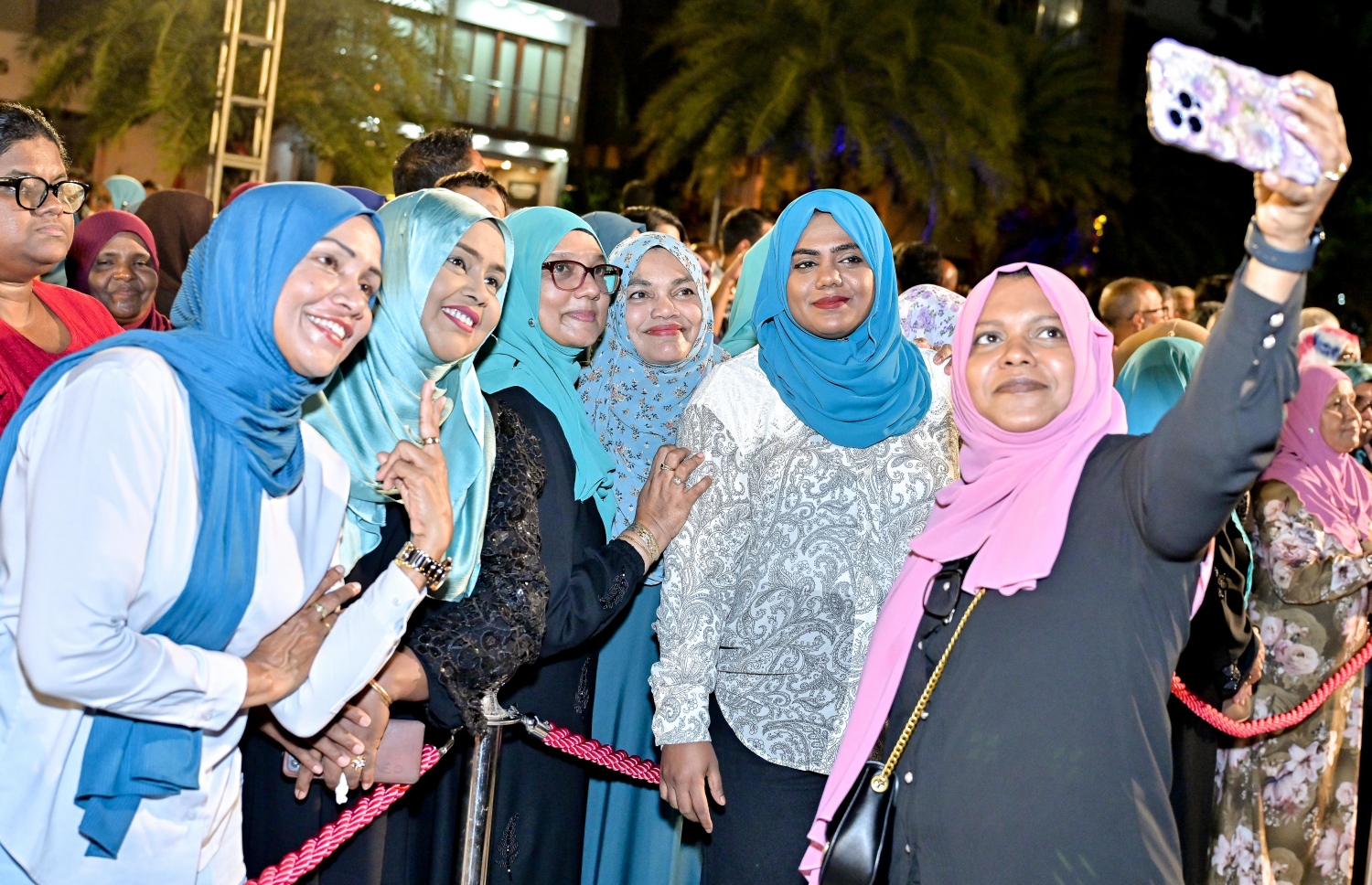 ޕީއެންސީ އަށް ރައްޔިތުންގެ މަޖިލީހުގެ އިންތިހާބުން ލިބުނު ބޮޑު ކާމިޔާބީ ފާހަގަކުރަން މިރޭ ބޭއްވި ހާއްސަ އިވެންޓުގައި،ޕީޕީއެމްގެ ސަޕޯޓަރުންނާ އެކު އެމްއެމްޕީއާރުސީގެ އެމްޑީ ފާތިމަތު ޝަފީގު ސެލްފީއެއް ނަންގަނީ .-- ފޮޓޯ: ނިޝާން އަލީ | މިހާރު