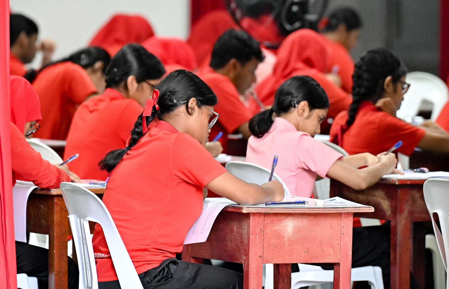 އިސްކަންދަރު ސްކޫލްގެ ދަރިވަރުންތަކެއް އިމްތިހާނު ހަދަނީ.-- ފޮޓޯ: މިހާރު