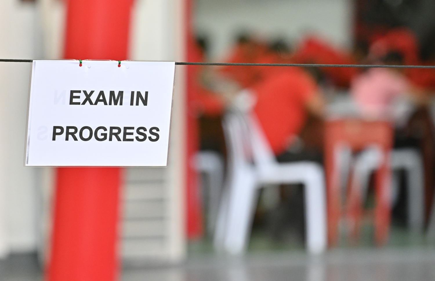 އިސްކަންދަރު ސްކޫލްގެ ކުދިން މިއަދު އެސްއެސްސީގެ އިސްލާމް ޓެސްޓް ހަދާއިރު، ހޯލްގައި އިމްތިހާނު ކުރިއަށް ދަނީ އަންގަން ބޯޑެއް ބަހައްޓާފައި.---ފޮޓޯ: ނިޝާން އަލީ| މިހާރު