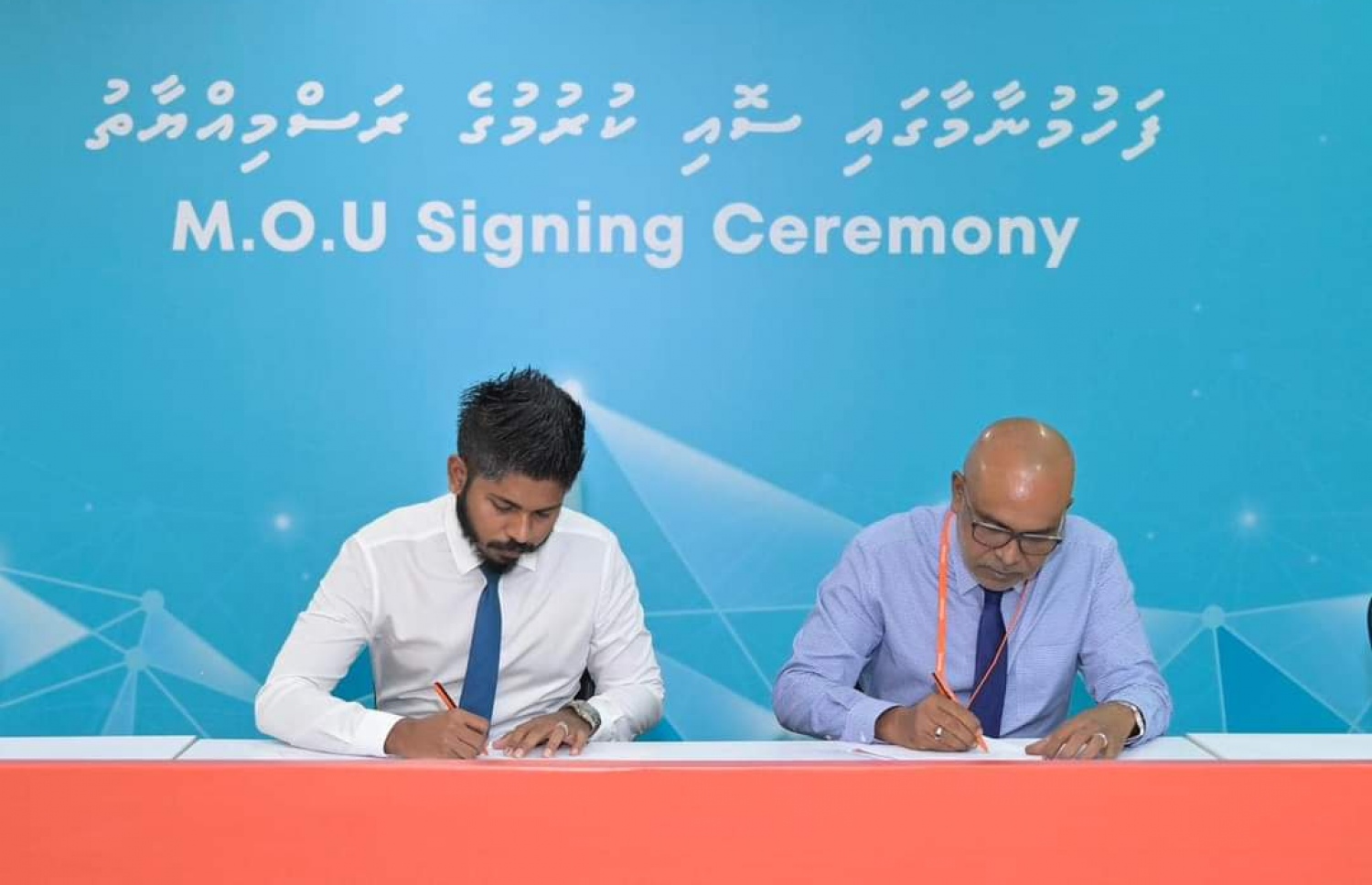 ޑީއެންއާރު މެދުވެރިކޮަށް ރައްޔިތުންގެ މައުލޫމާތު ދިރާގަށް ހިއްސާކުރުމަށް އެއްބަސްވުމުގައި ސޮއިކުރަނީ.-- ފޮޓޯ: ޑީއެންއާރު