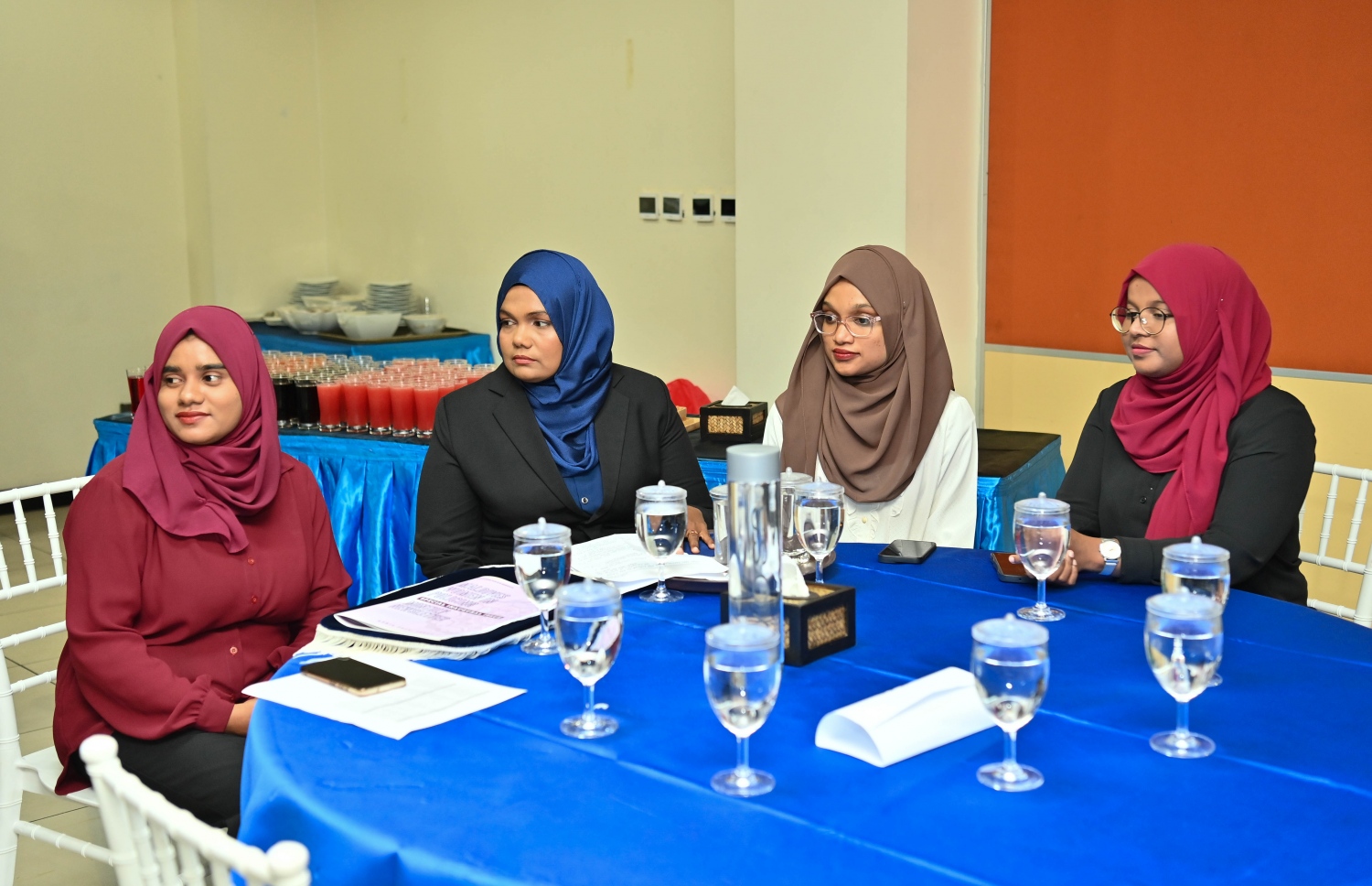 "މޯލްޑިވްސް ވިމެން އިން ޕޮލިސިން ކޮމިޓީ" ގެ ދެ ވަނަ ދައުރު އިފްތިތާހުކުރުމަށް އިސްކަންދަރު ކޮށީގައި ބޭއްވި ރަސްމިއްޔާތުގައި އެ ކޮމިޓީގެ ދެ ވަނަ ދައުރުގެ މެންބަރުން ބައިވެރިވަނީ .-- ފޮޓޯ: ރައީސް އޮފީސް