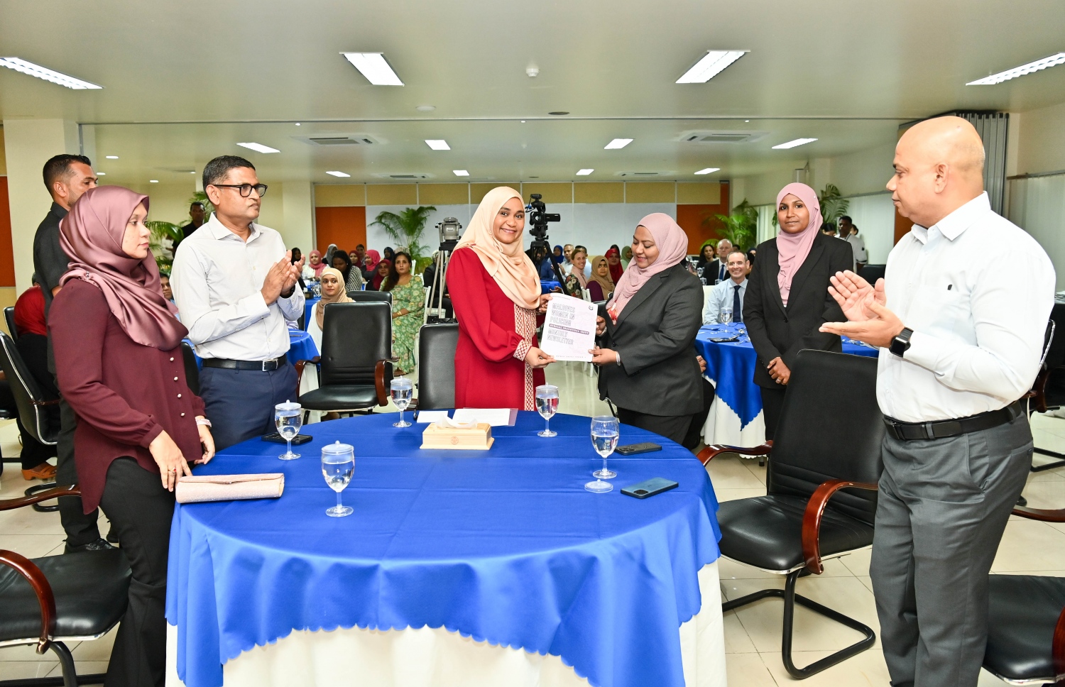 'މޯލްޑިވްސް ވިމެން އިން ޕޮލިސިން މަންތްލީ ނިއުސް ލެޓާ' ފަސްޓް ލޭޑީ ސާޖިދާ މުހައްމަދު ނެރެދެއްވަނީ.--- ފޮޓޯ: ރައީސް އޮފީސް