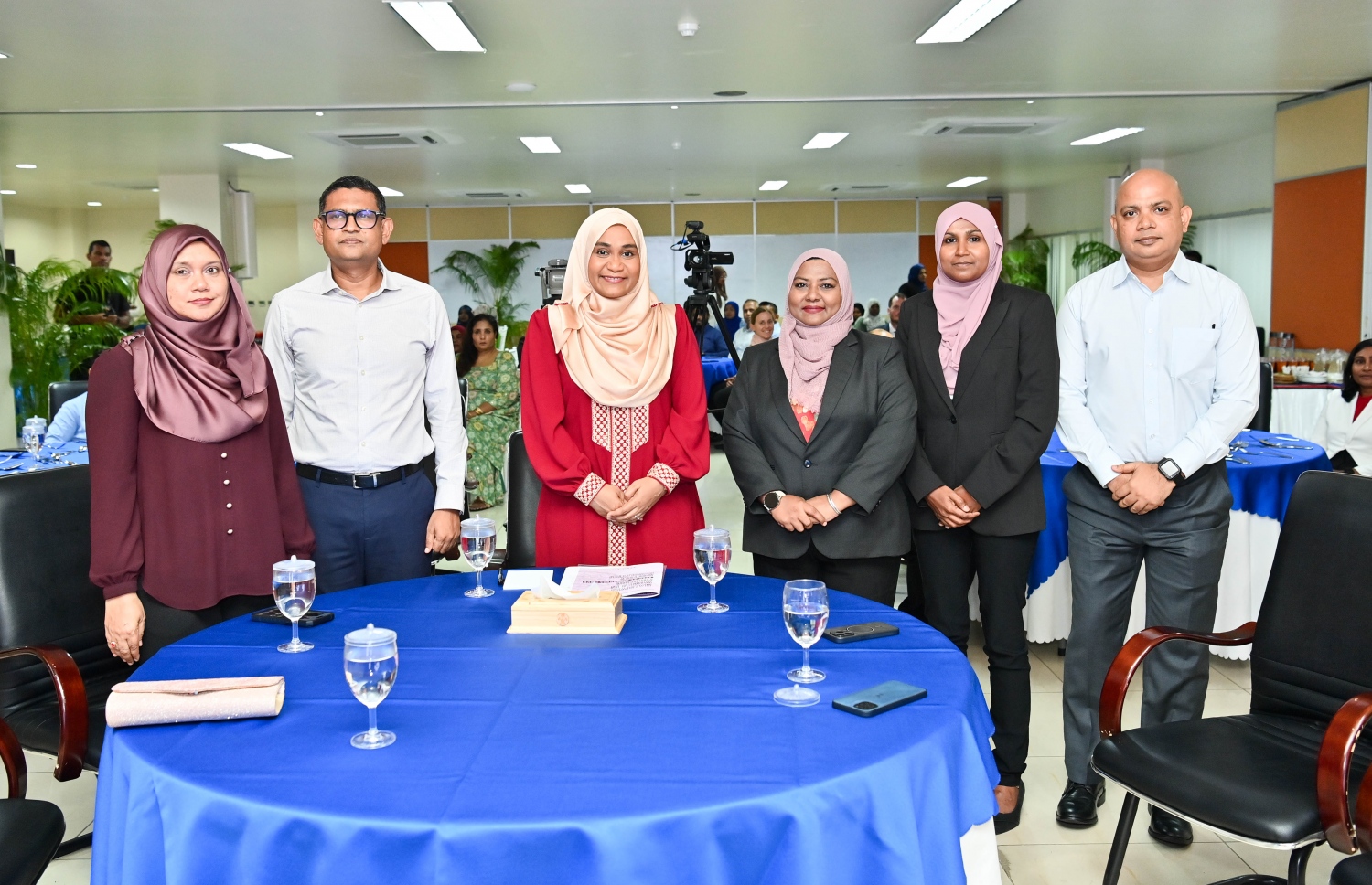 "މޯލްޑިވްސް ވިމެން އިން ޕޮލިސިން ކޮމިޓީ" ގެ ދެ ވަނަ ދައުރު އިފްތިތާހުކުރުމަށް އިސްކަންދަރު ކޮށީގައި ބޭއްވި ރަސްމިއްޔާތުގައި ފަސްޓް ލޭޑީ ސާޖިދާ މުހައްމަދާއި ޕޮލިސް ކޮމިޝަނަރު އަލީ ޝުޖާއުގެ އިތުރުން ފުލުހުންގެ އިދާރާގެ ބައެއް އިސްވެރިން ފޮޓޯއަކަށް ހުއްޓިގެން.-- ފޮޓޯ: ރައީސް އޮފީސް