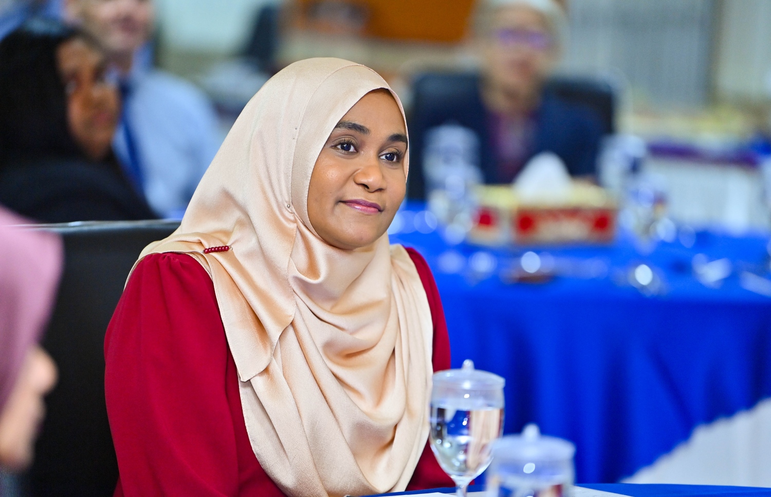 "މޯލްޑިވްސް ވިމެން އިން ޕޮލިސިން ކޮމިޓީ" ގެ ދެ ވަނަ ދައުރު އިފްތިތާހުކުރުމަށް އިސްކަންދަރު ކޮށީގައި ބޭއްވި ރަސްމިއްޔާތުގައި ފަސްޓް ލޭޑީ ސާޖިދާ މުހައްމަދު ބައިވެރިވެވަޑައިގަންނަވަނީ .-- ފޮޓޯ: ރައީސް އޮފީސް