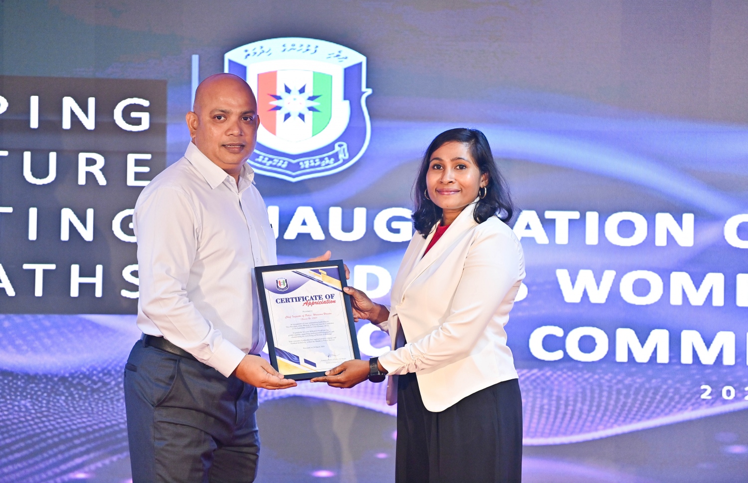 "މޯލްޑިވްސް ވިމެން އިން ޕޮލިސިން ކޮމިޓީ" ގެ ދެ ވަނަ ދައުރު އިފްތިތާހުކުރުމަށް އިސްކަންދަރު ކޮށީގައި ބޭއްވި ރަސްމިއްޔާތުގައި އެ ކޮމިޓީގެ ދެ ވަނަ ދައުރުގައި ބައިވެރި މެންބަރަކަށް، ޑޭޕިއުޓީ ކޮމިޝަނާ އިސްމާއިލް ނަވީން ހަނދާނީ ފިލާ ދެއްވަނީ .-- ފޮޓޯ: ރައީސް އޮފީސް