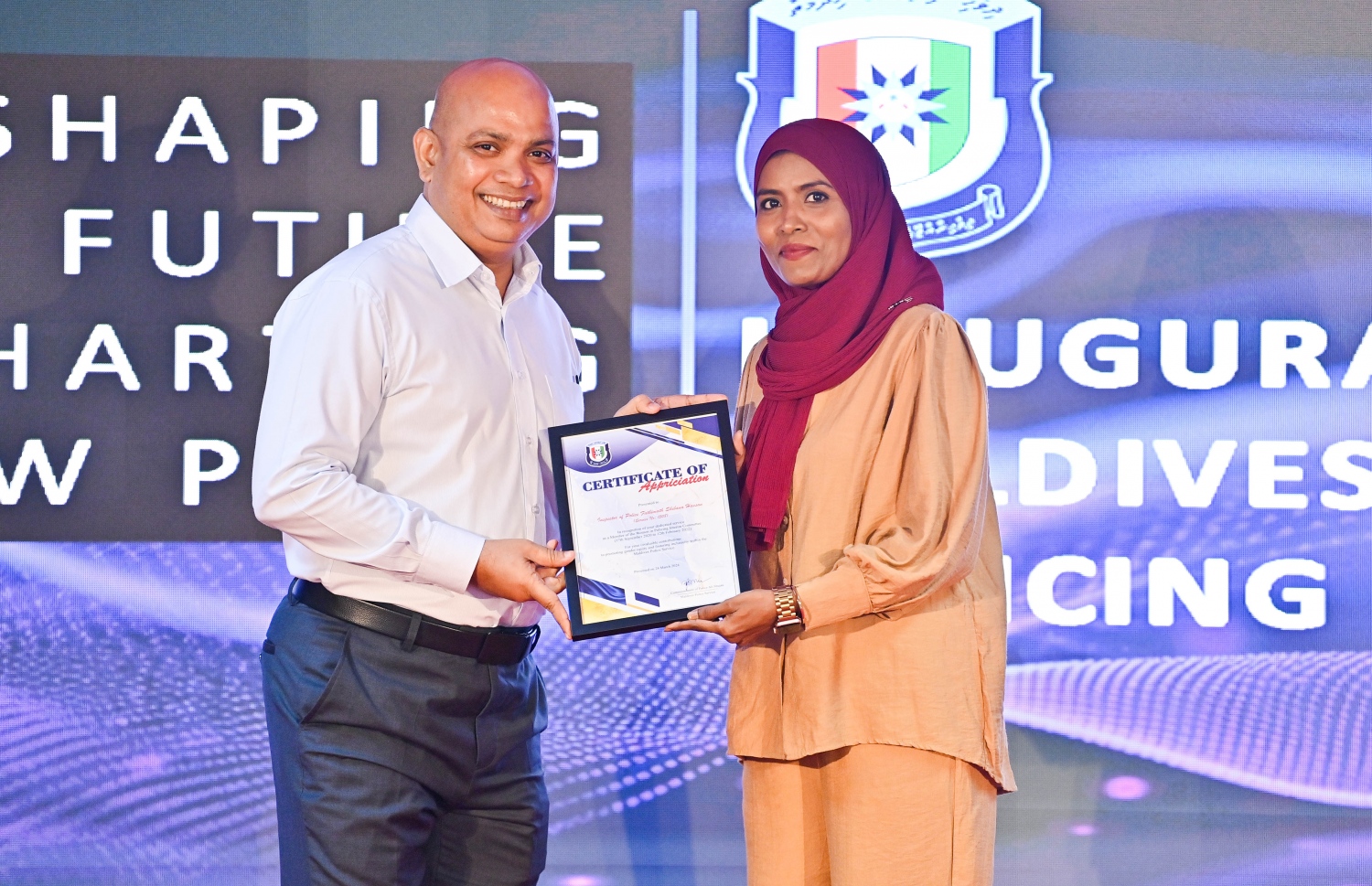 "މޯލްޑިވްސް ވިމެން އިން ޕޮލިސިން ކޮމިޓީ" ގެ ދެ ވަނަ ދައުރު އިފްތިތާހުކުރުމަށް އިސްކަންދަރު ކޮށީގައި ބޭއްވި ރަސްމިއްޔާތުގައި އެ ކޮމިޓީގެ ދެ ވަނަ ދައުރުގައި ބައިވެރި މެންބަރަކަށް، ޑޭޕިއުޓީ ކޮމިޝަނާ އިސްމާއިލް ނަވީން ހަނދާނީ ފިލާ ދެއްވަނީ .-- ފޮޓޯ: ރައީސް އޮފީސް