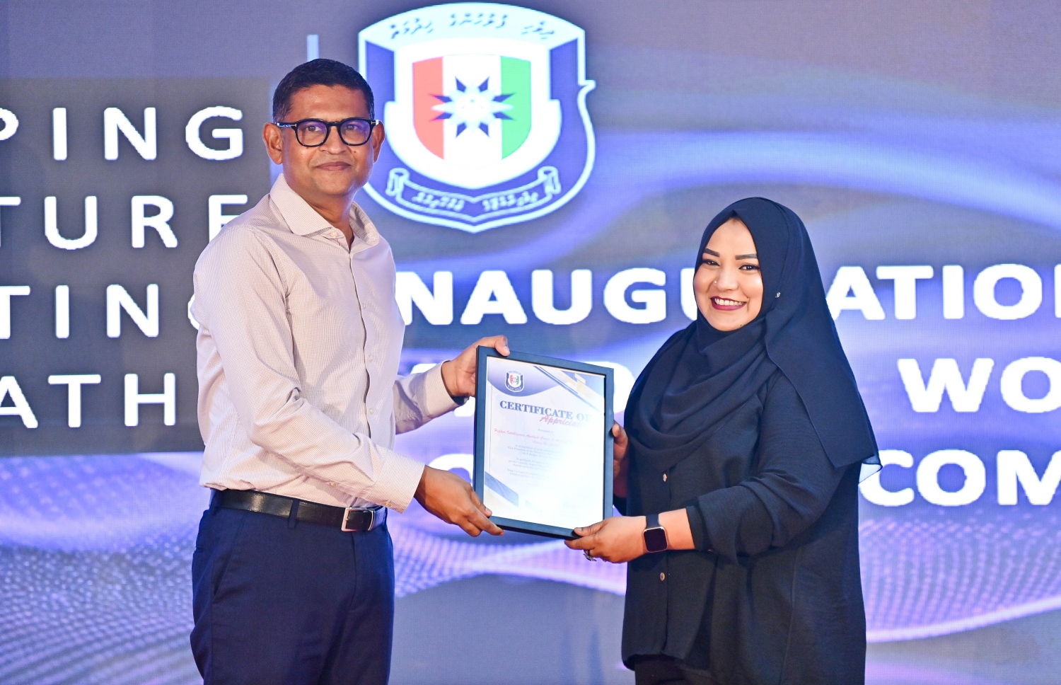 "މޯލްޑިވްސް ވިމެން އިން ޕޮލިސިން ކޮމިޓީ" ގެ ދެ ވަނަ ދައުރު އިފްތިތާހުކުރުމަށް އިސްކަންދަރު ކޮށީގައި ބޭއްވި ރަސްމިއްޔާތުގައި އެ ކޮމިޓީގެ ދެ ވަނަ ދައުރުގައި ބައިވެރި މެންބަރަކަށް،ޕޮލިސް ކޮމިޝަނަރު އަލީ ޝުޖާއު ހަނދާނީ ފިލާ ދެއްވަނީ .-- ފޮޓޯ: ރައީސް އޮފީސް