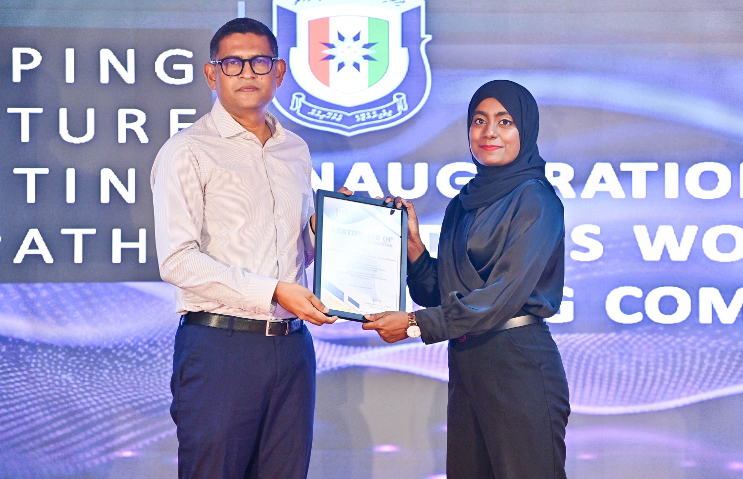 "މޯލްޑިވްސް ވިމެން އިން ޕޮލިސިން ކޮމިޓީ" ގެ ދެ ވަނަ ދައުރު އިފްތިތާހުކުރުމަށް އިސްކަންދަރު ކޮށީގައި ބޭއްވި ރަސްމިއްޔާތުގައި އެ ކޮމިޓީގެ ދެ ވަނަ ދައުރުގައި ބައިވެރި މެންބަރަކަށް،ޕޮލިސް ކޮމިޝަނަރު އަލީ ޝުޖާއު ހަނދާނީ ފިލާ ދެއްވަނީ .-- ފޮޓޯ: ރައީސް އޮފީސް