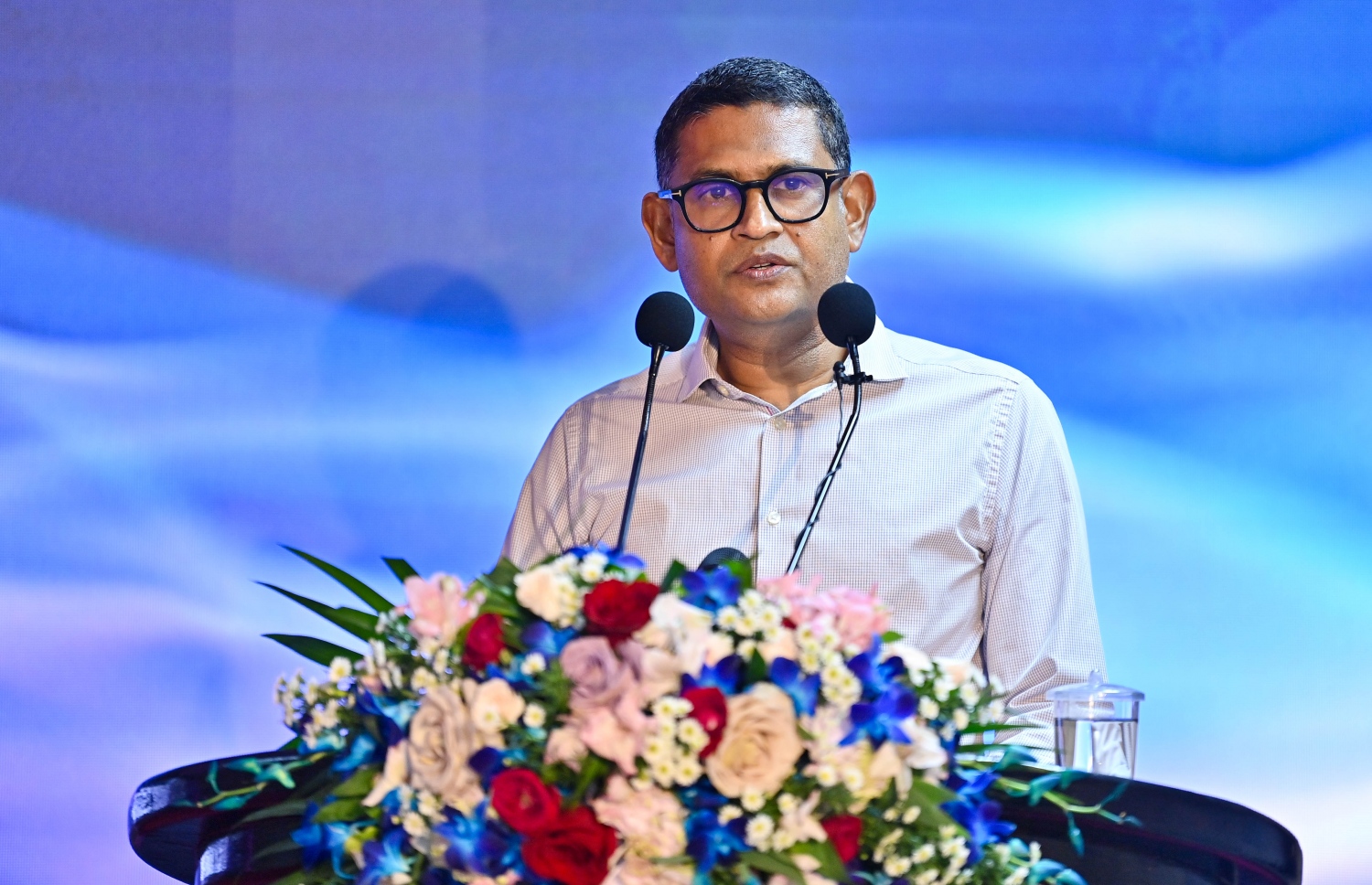 "މޯލްޑިވްސް ވިމެން އިން ޕޮލިސިން ކޮމިޓީ" ގެ ދެ ވަނަ ދައުރު އިފްތިތާހުކުރުމަށް އިސްކަންދަރު ކޮށީގައި ބޭއްވި ރަސްމިއްޔާތުގައި ޕޮލިސް ކޮމިޝަނަރު އަލީ ޝުޖާއު ވާހަކަ ދައްކަވަނީ .-- ފޮޓޯ: ރައީސް އޮފީސް