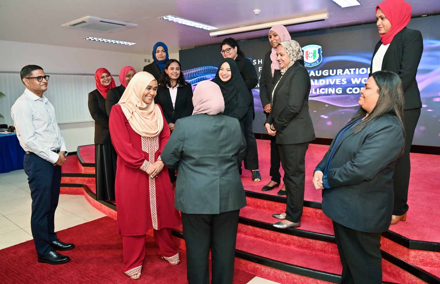 "މޯލްޑިވްސް ވިމެން އިން ޕޮލިސިން ކޮމިޓީ" ގެ ދެ ވަނަ ދައުރުގެ މެންބަރުންނާ އެކު ފަސްޓް ލޭޑީ ސާޖިދާ މުހައްމަދު..-- ފޮޓޯ: ރައީސް އޮފީސް