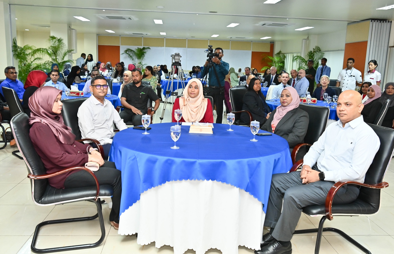 "މޯލްޑިވްސް ވިމެން އިން ޕޮލިސިން ކޮމިޓީ" ގެ ދެ ވަނަ ދައުރު އިފްތިތާހުކުރުމަށް އިސްކަންދަރު ކޮށީގައި ބޭއްވި ރަސްމިއްޔާތުގައި ފަސްޓް ލޭޑީ ސާޖިދާ މުހައްމަދު އާއި ޕޮލިސް ކޮމިޝަނަރު އަލީ ޝުޖާއުގެ އިތުރުން ފުލުހުންގެ އިދާރާގެ ބައެއް އިސްވެރިން ބައިވެރިވެވަޑައިގަންނަވަނީ .-- ފޮޓޯ: ރައީސް އޮފީސް