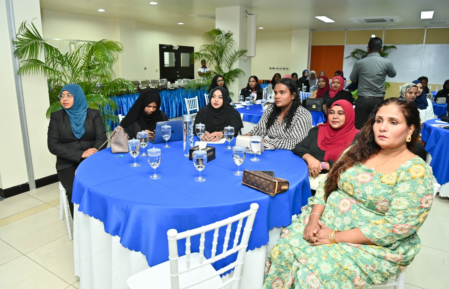 "މޯލްޑިވްސް ވިމެން އިން ޕޮލިސިން ކޮމިޓީ" ގެ ދެ ވަނަ ދައުރު އިފްތިތާހުކުރުމަށް އިސްކަންދަރު ކޮށީގައި ބޭއްވި ރަސްމިއްޔާތުގައި އެ ކޮމިޓީގެ ދެ ވަނަ ދައުރުގެ މެންބަރުން ބައިވެރިވަނީ .-- ފޮޓޯ: ރައީސް އޮފީސް