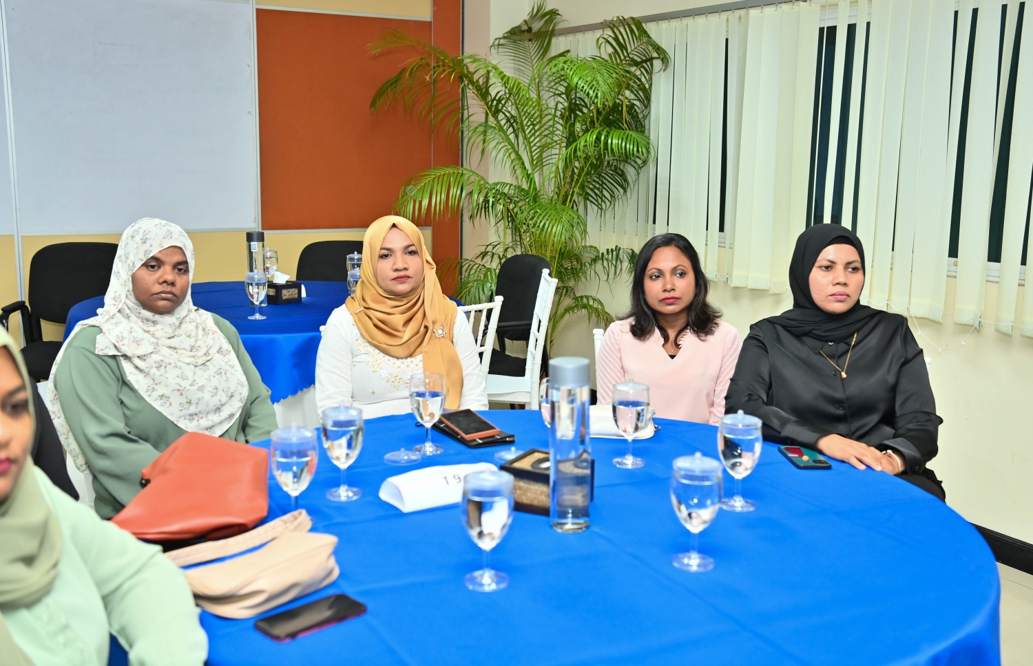 "މޯލްޑިވްސް ވިމެން އިން ޕޮލިސިން ކޮމިޓީ" ގެ ދެ ވަނަ ދައުރު އިފްތިތާހުކުރުމަށް އިސްކަންދަރު ކޮށީގައި ބޭއްވި ރަސްމިއްޔާތުގައި އެ ކޮމިޓީގެ ދެ ވަނަ ދައުރުގެ މެންބަރުން ބައިވެރިވަނީ .-- ފޮޓޯ: ރައީސް އޮފީސް