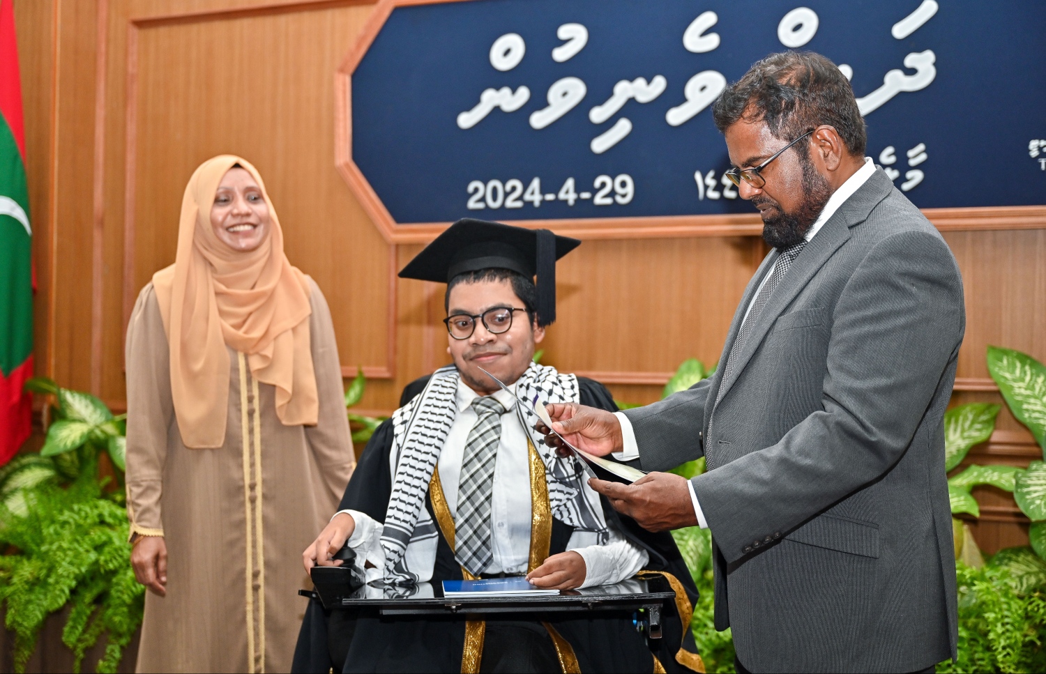 ދަސްވެނިވުމުގެ ރަސްމިއްޔާތަށްފަހު، އެމްއެންޔޫގެ ޗާންސެލާ ޑރ. ޝައުގީ، ރައިޝަންގެ ސެޓްފިކެޓު ބައްލަވާލައްވަނީ.-- ފޮޓޯ: ފަޔާޒު މޫސާ/ މިހާރު