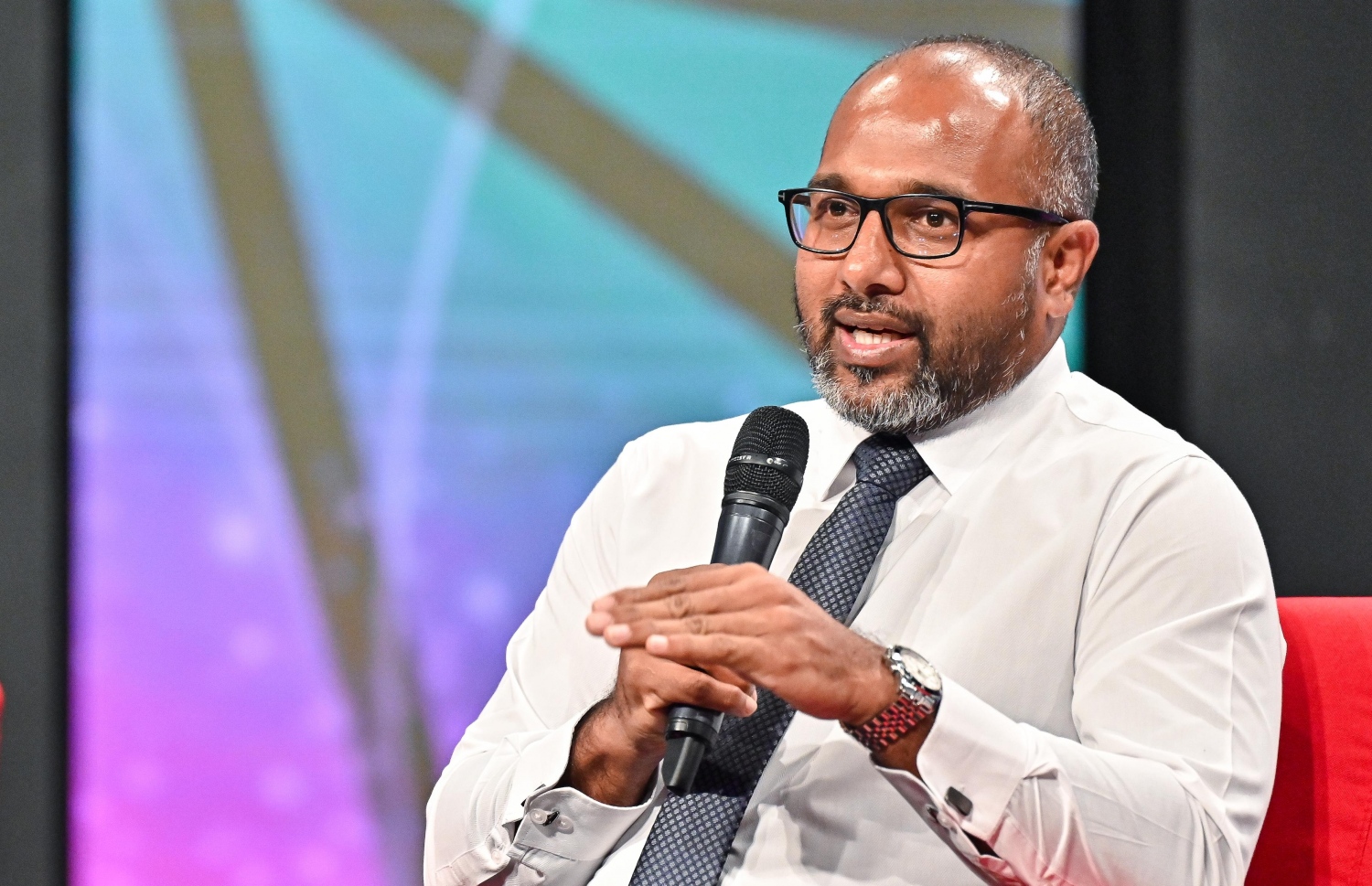 ރޭ ބޭއްވި "އަހާ" ޕަބްލިކް ފޯރަމުގައި ހޯމް މިނިސްޓަރު އަލީ އިހުސާން ވާހަކަ ދައްކަވަނީ-- ފޮޓޯ: ފަޔާޒު މޫސާ/ މިހާރު