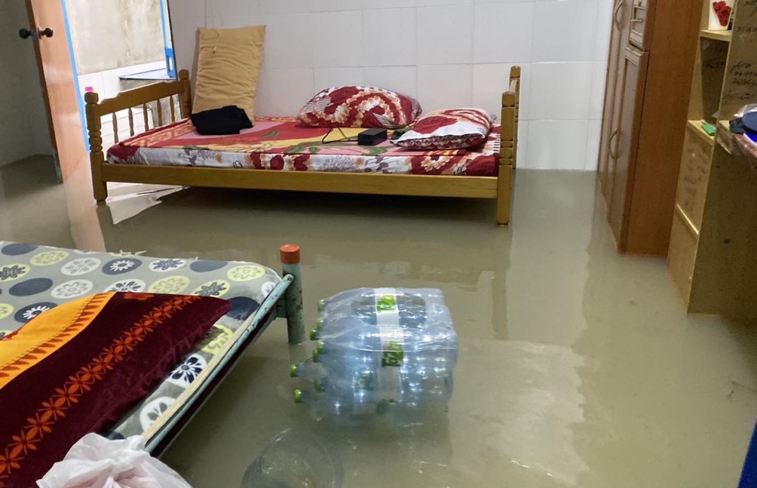 ށ. ފޯކައިދޫގައި ފެންބޮޑުވެ، ގެއެއްގެ ކޮޓަރިއަށް ފެންބޮޑުވެފައި.