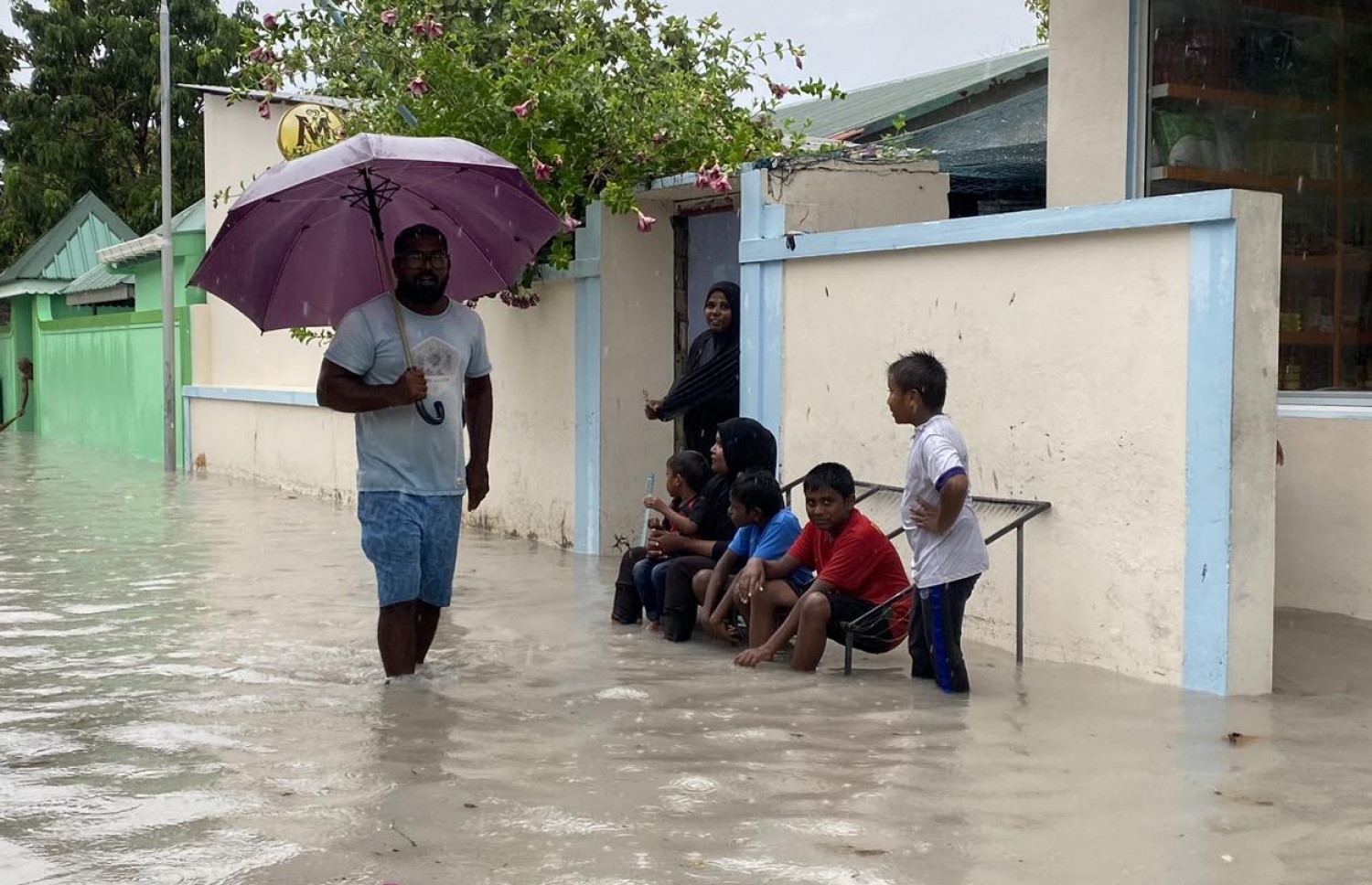 ށ. ފޯކައިދޫގައި މަގެއްގައި ވަރަށް ބޮޑަށް ފެންބޮޑުވެފައި.