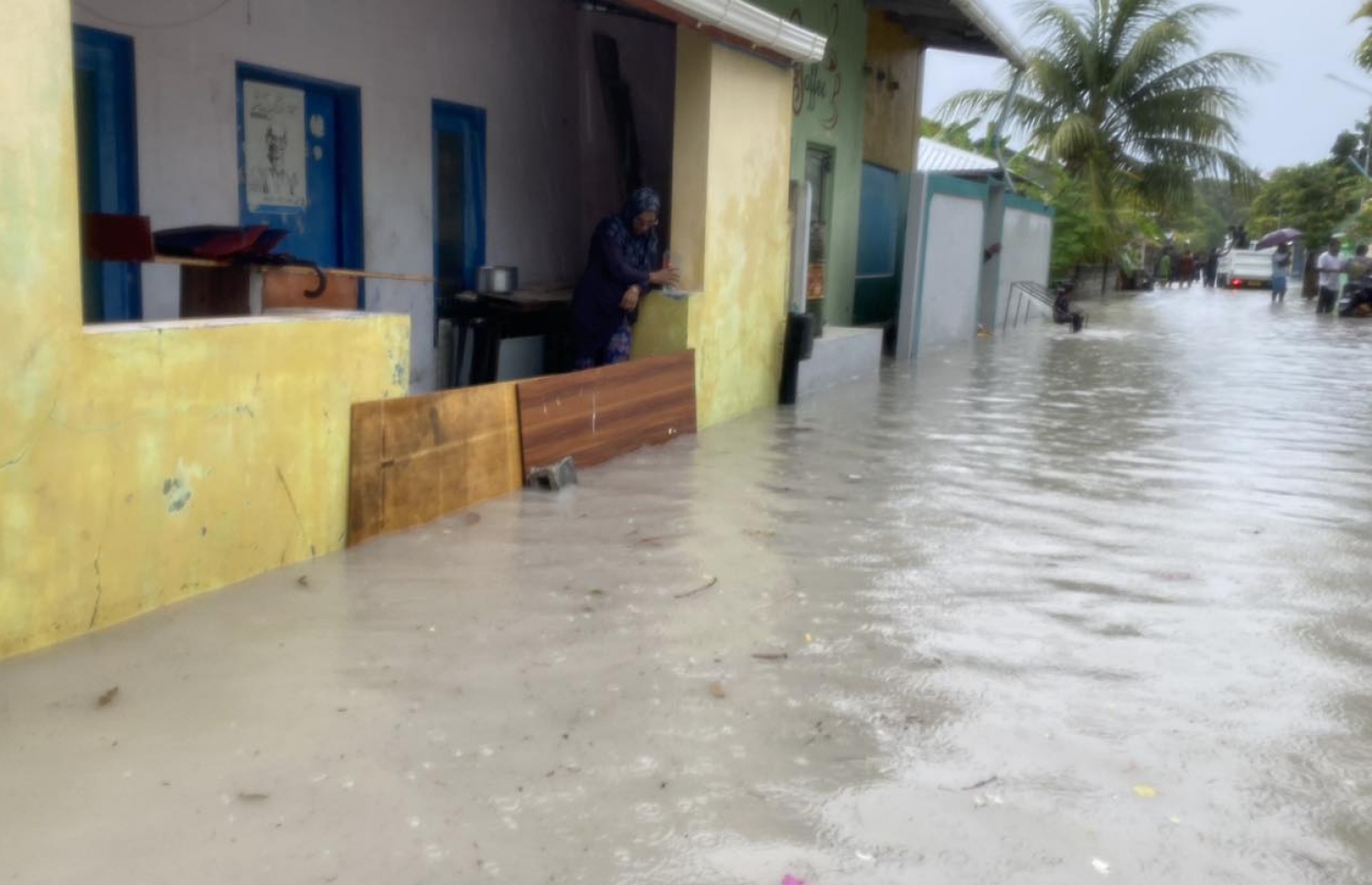 ށ. ފޯކައިދޫގައި ފެންބޮޑުވެ، ބައެއް ގެތަކަށް ވަނީ ފެންވަދެފައި.