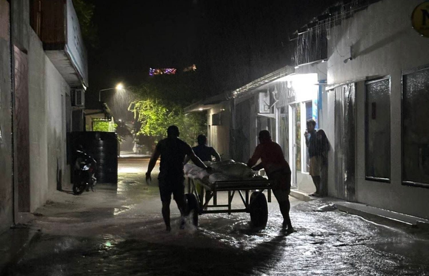 ބޯކޮށް ވާރޭވެހި ގުރައިދޫގައި ފެންބޮޑުވެފައި-- ފޮޓޯ: އެންޑީއެމްއޭ