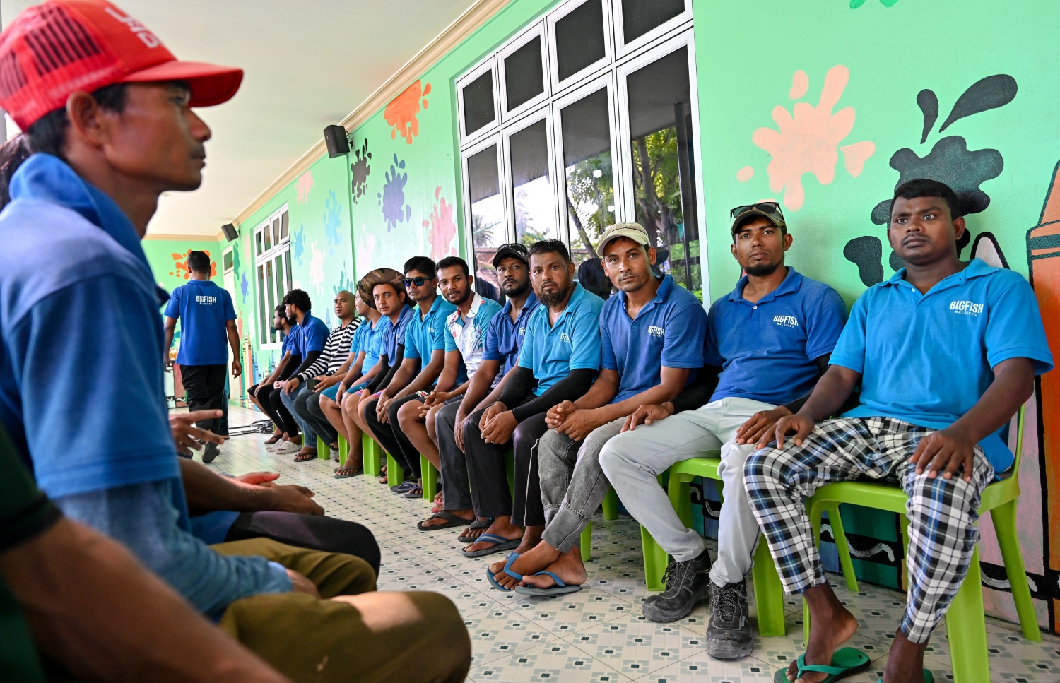 ބިދޭސީންގެ ފިންގަޕްރިންޓާއި ފޮޓޯ ނެގުމުގެ ގައުމީ ކެމްޕެއިން، "ކުރަނގި" ފެށުމަށްފަހު، ހިންމަފުށީގައި މަސައްކަތްކުރާ ބިދޭސީންތަކެއްގެ މައުލޫމާތު ނެގުމަށް މަޑުކޮށްލައިގެން.-- ފޮޓޯ: ނިޝާން އަލީ/ މިހާރު