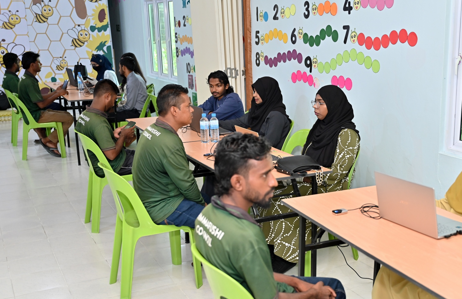 ބިދޭސީންގެ ފިންގަޕްރިންޓާއި ފޮޓޯ ނެގުމުގެ ގައުމީ ކެމްޕެއިން، "ކުރަނގި" ފެށުމަށްފަހު، ހިންމަފުށީގައި މަސައްކަތްކުރާ ބިދޭސީންތަކެއްގެ މައުލޫމާތު ނެގުމަށް މަޑުކޮށްލައިގެން.-- ފޮޓޯ: ނިޝާން އަލީ/ މިހާރު